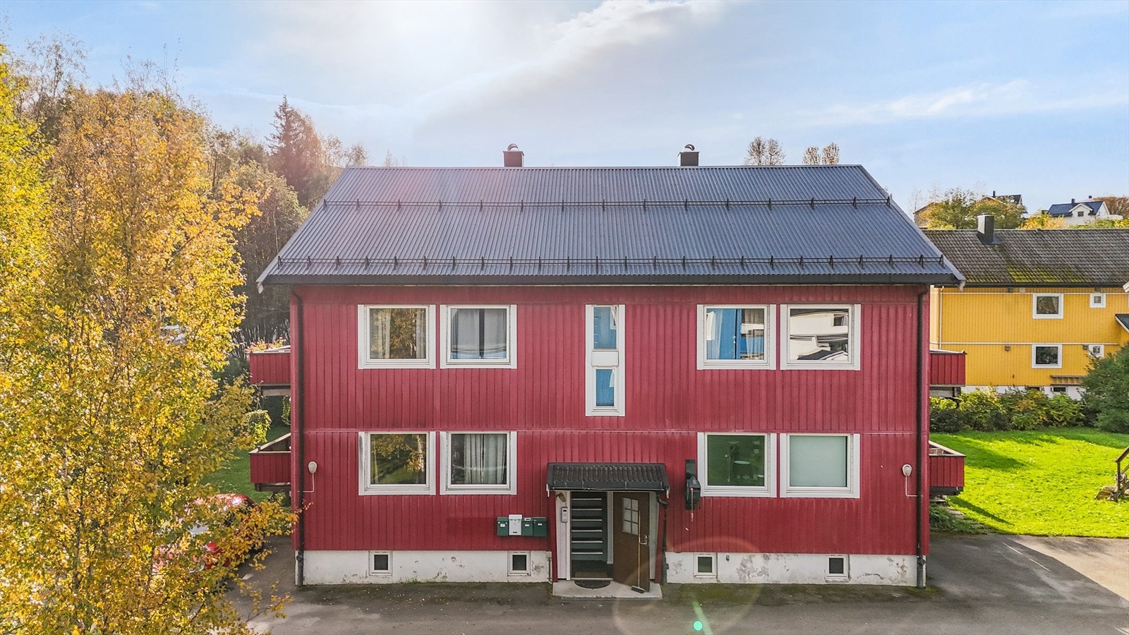 Leiligheten ligger på høyre hånd i 2.etg + loft. I forhold til trafikkstøy og rett solgang, så er den plassert optimalt til. Galleribilde