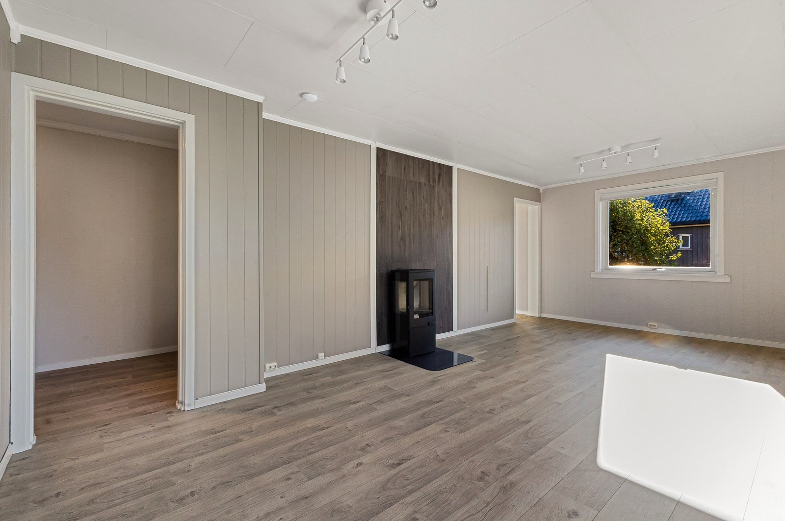 Det er lyse og moderne material- og fargevalg gjennomgående i leiligheten. Galleribilde