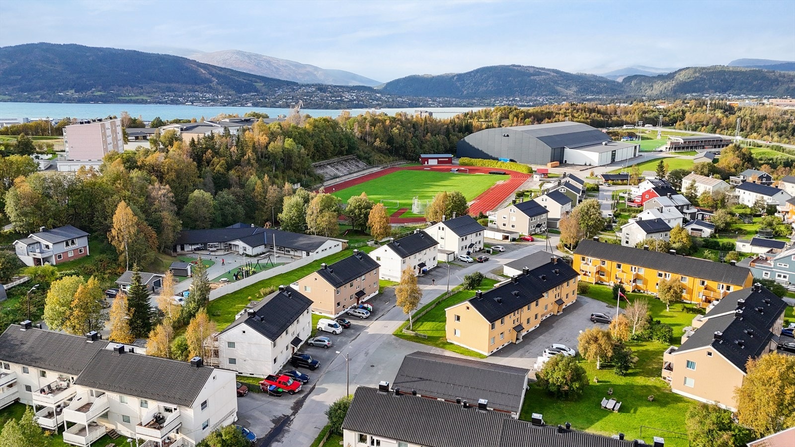 Beliggenheten er rolig og sentral på Sagbakken, med kort vei til butikk, klokkerhagen, idrettshall, barnehage og busstopp er like ved. Galleribilde