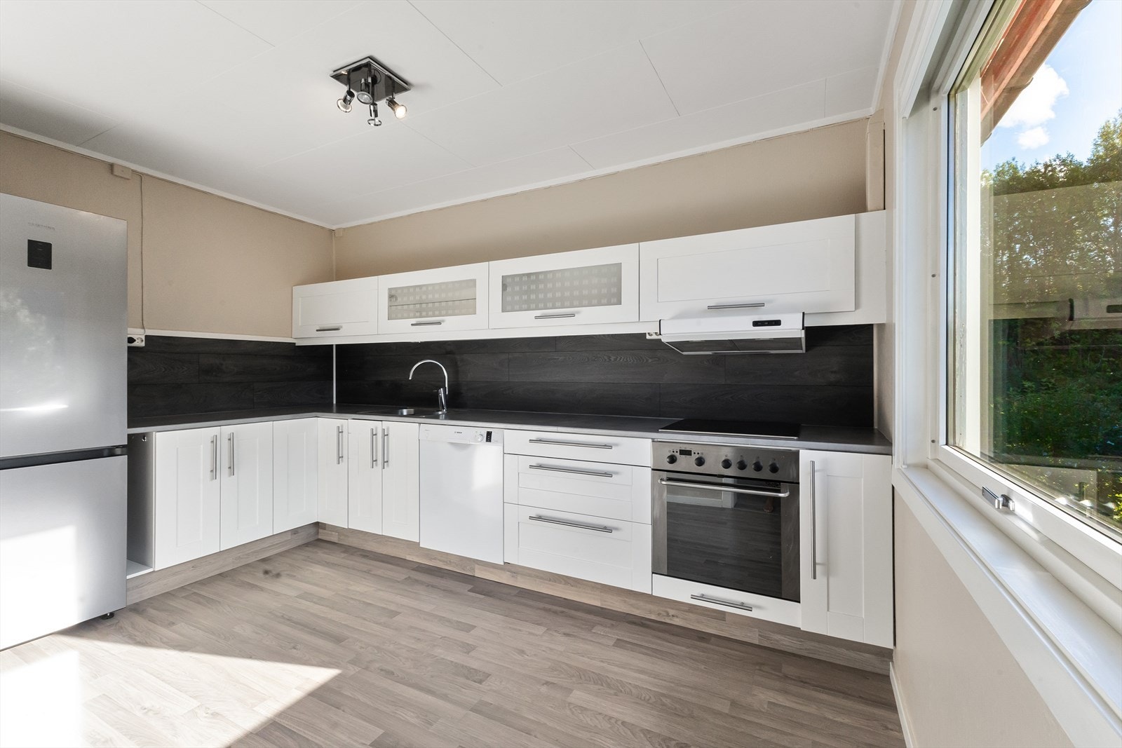 Modernisert kjøkken med hvitevarer som passer leilighetens generelle stil perfekt. Galleribilde