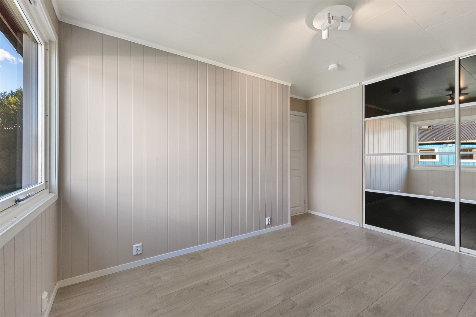 Soverom 1 er stort av størrelse. I tillegg så er det en romslig garderobe. Galleribilde