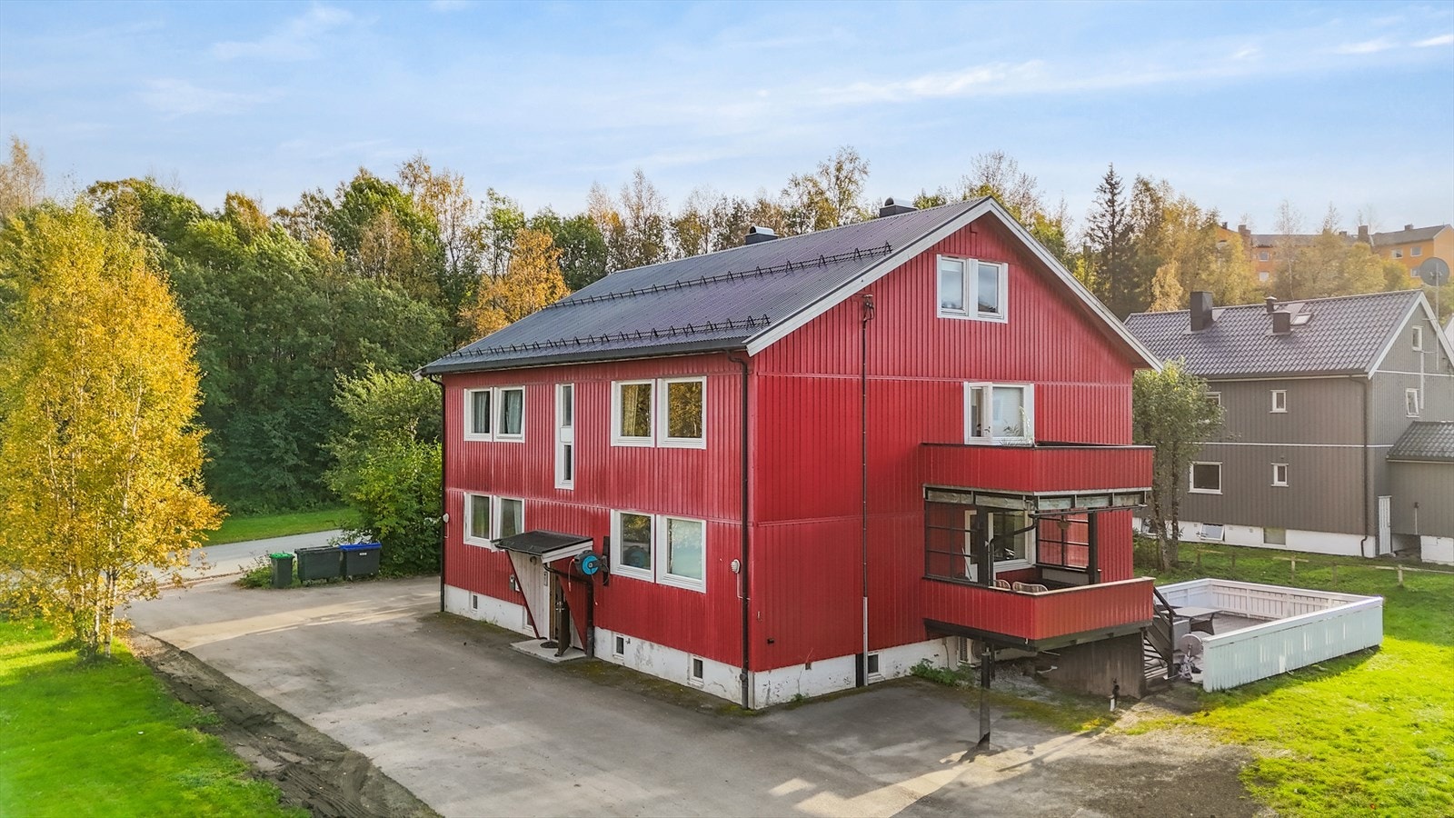 Eiendomsmegler v/Tomi Christian Johansen, presenterer her en betydelig modernisert og nydelig 3-roms andelsleilighet i 2.etg + loftsrom. Galleribilde