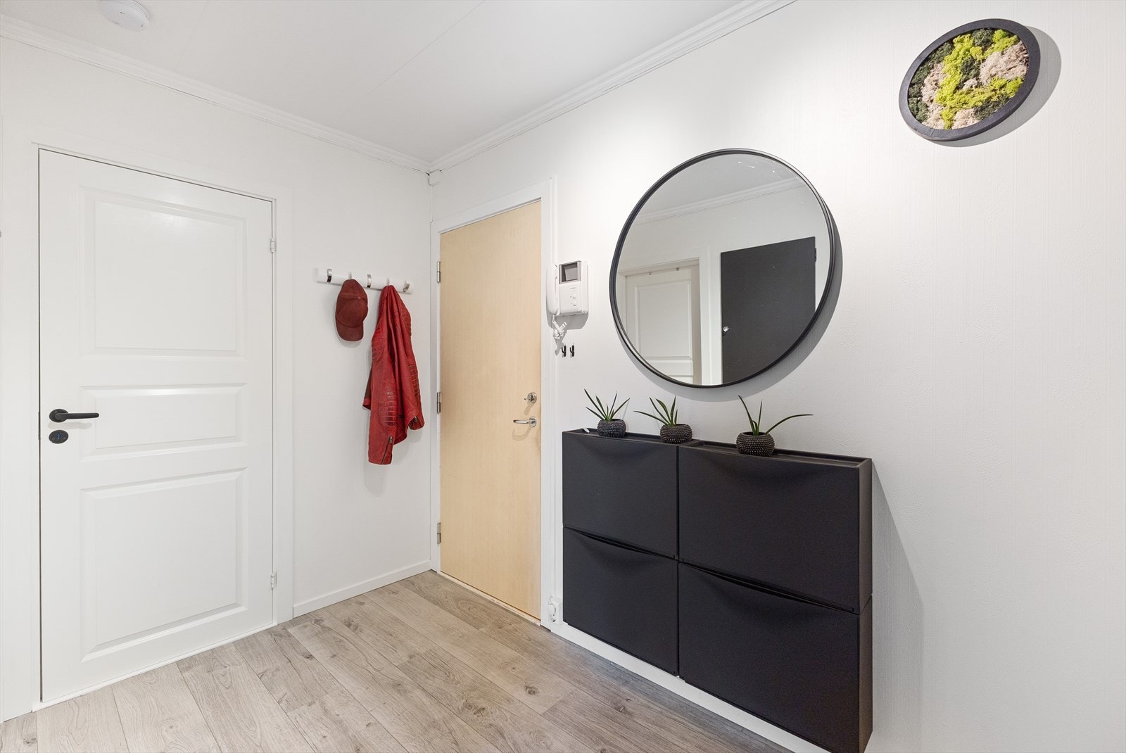 Entre med porttelefon. Soverom 2 ligger på venstre hånd i bildet. Galleribilde