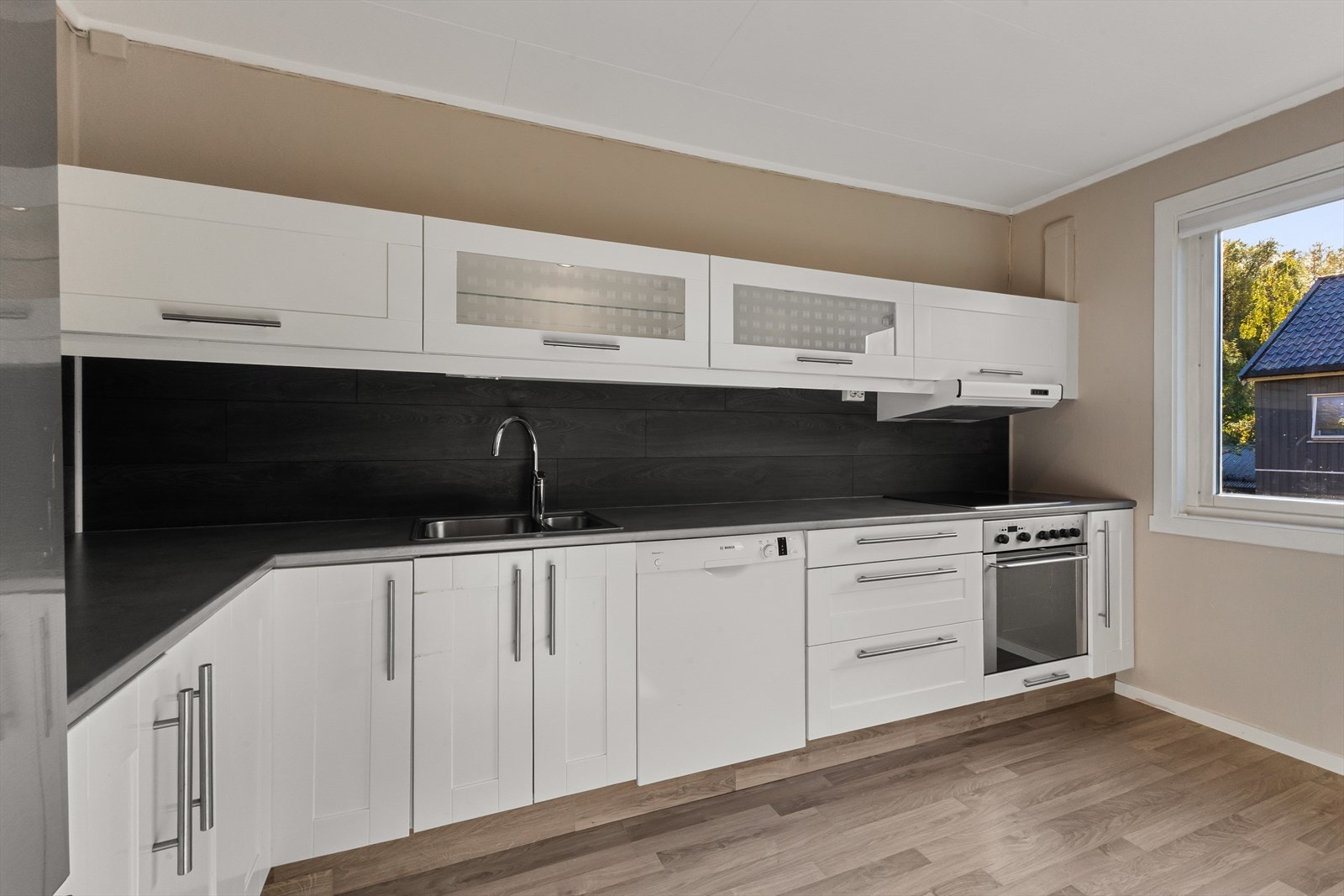 På kjøkkenet er det plass til ett lite spisebord, og om man har behov, eller ønsker det, plass til ett stort spisebord i stuen. Galleribilde