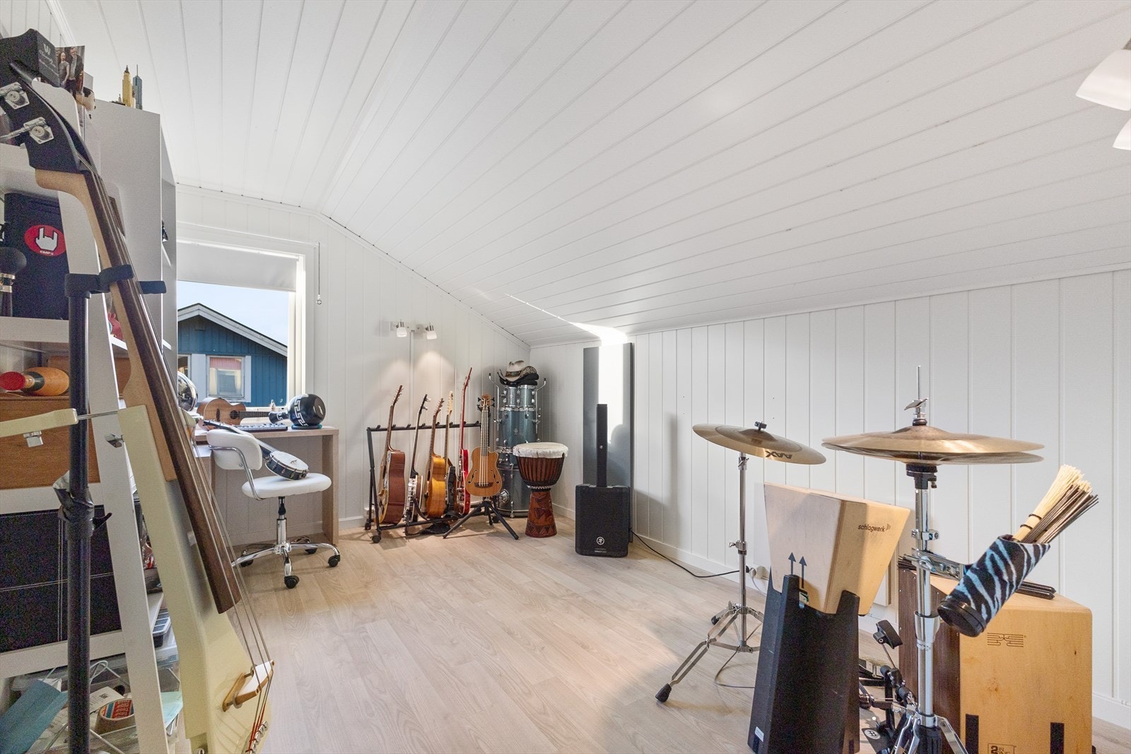 Dette er det ekstra rommet på loftet, som fremstår som meget pent og gir leiligheten en økt kvalitet i form av ekstra god plass. Galleribilde