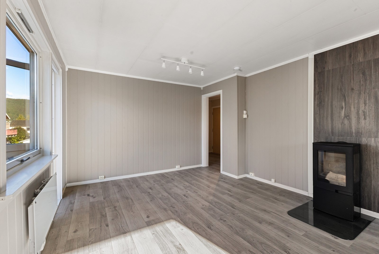 Lave felleskostnader - Ingen TG3 - Moderne vedovn med 3 glassfelt - Kun intern forkjøpsrett Galleribilde