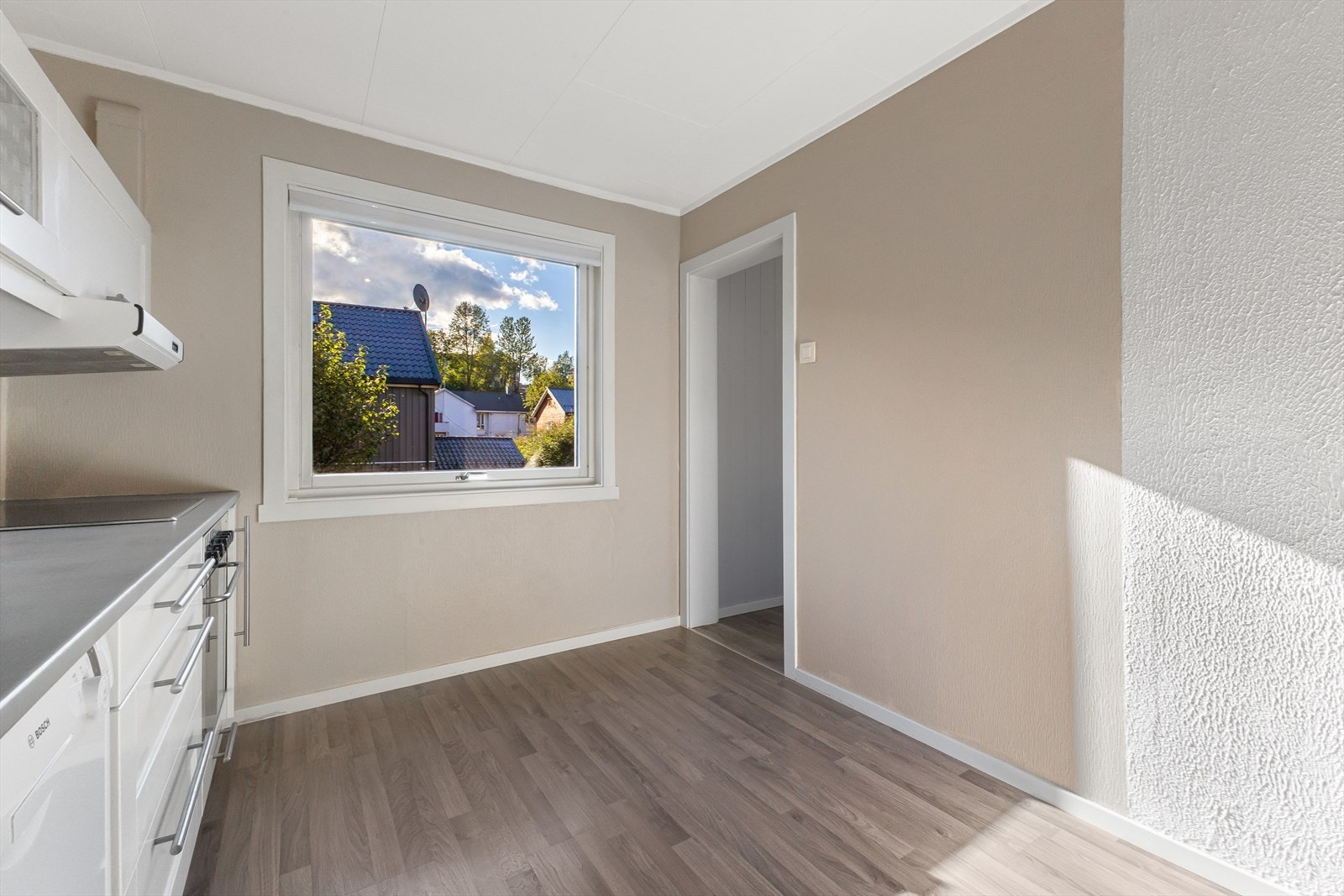 Koselig med ett stort vindu på kjøkkenet, som er vendt mot sør-vest, noe som gir veldig fin lysgjennomgang. Galleribilde