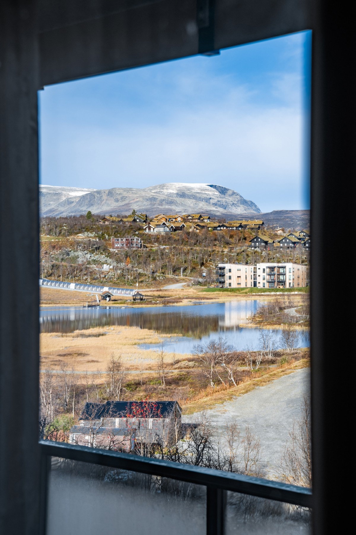 Flott utstkt mot majestetiske Hallingskarvet Galleribilde