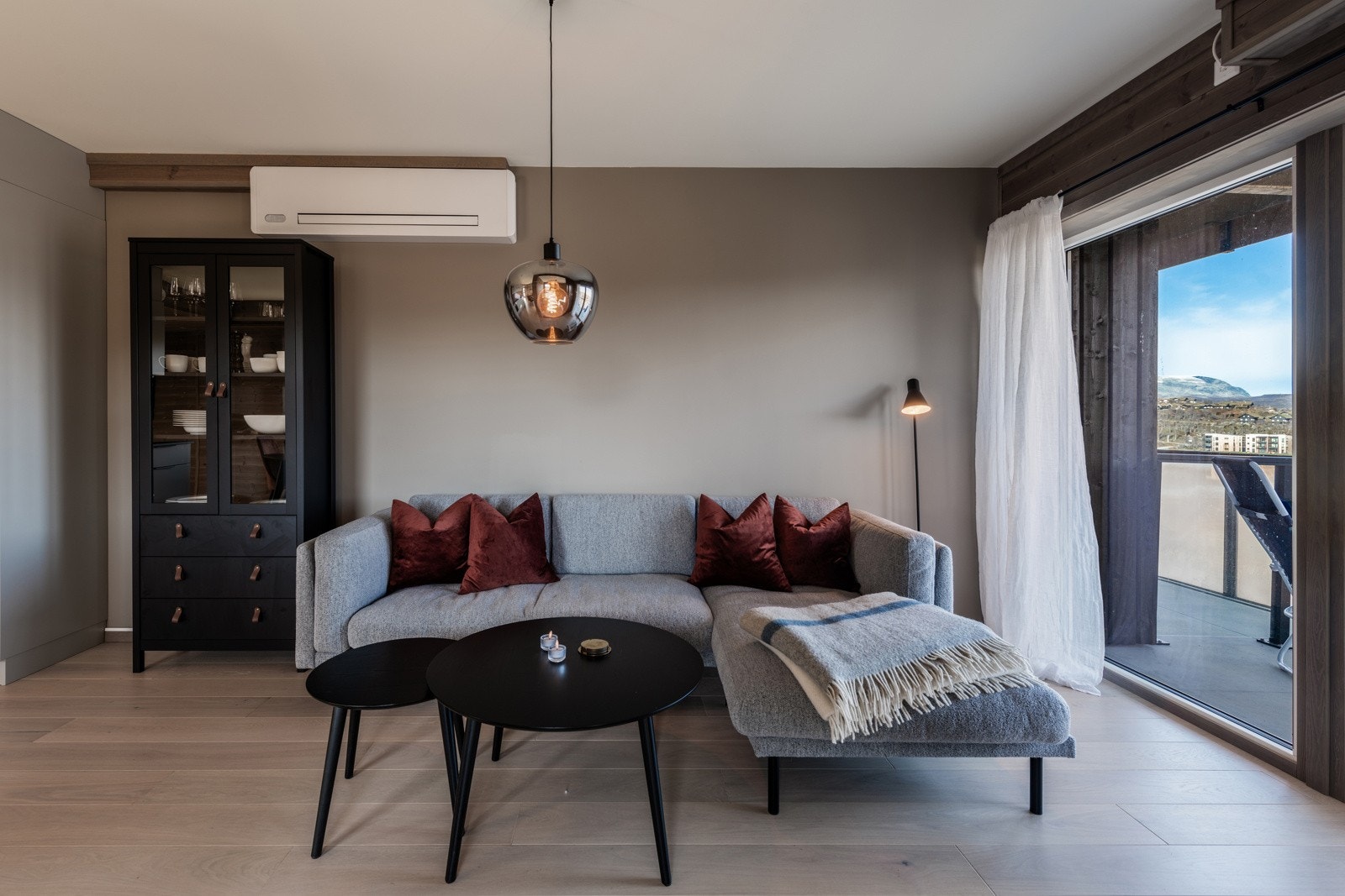 Leiligheten har fin åpen løsning mellom stue, spisestue og kjøkken Galleribilde