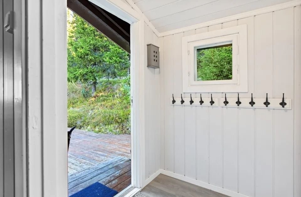 Liten gang med plass til masse jakker Galleribilde