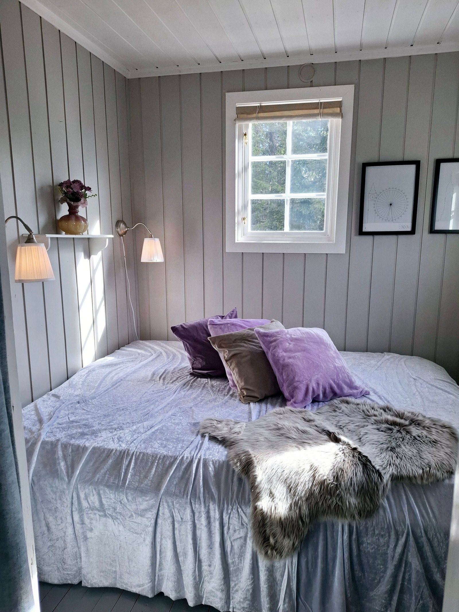 Soverom inni hytta. Galleribilde