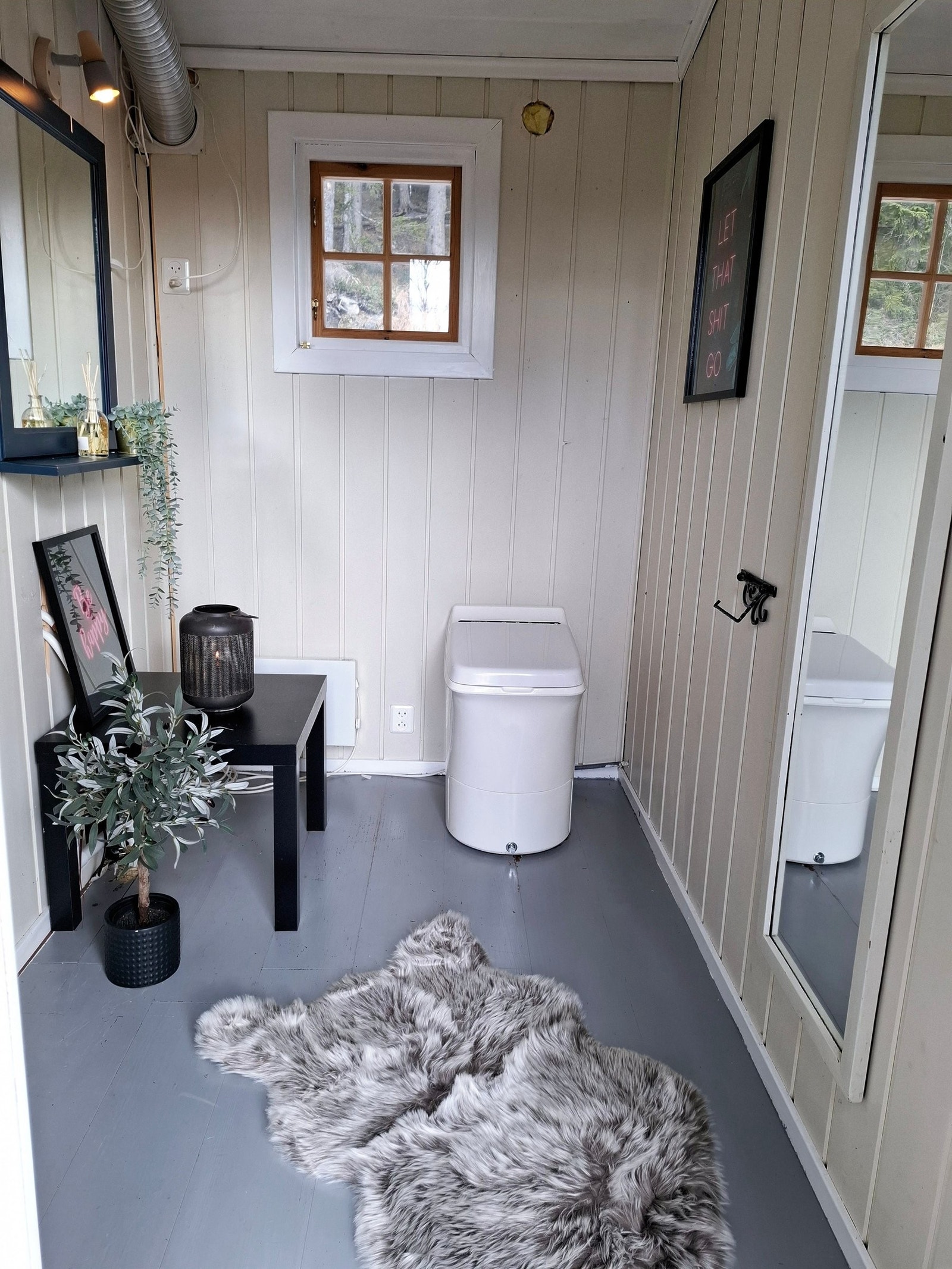 Forbrenningstoalett i eget rom. Her er det ferdig opplegg til en vask til. Galleribilde