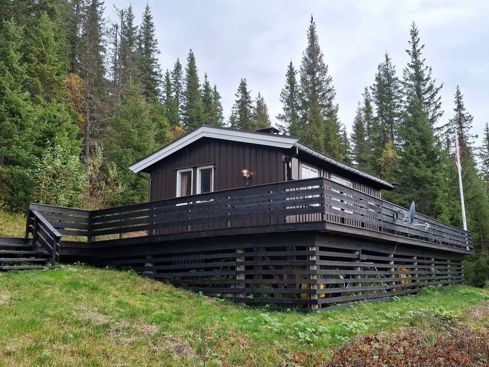 Hytten har blitt oppgradert med nybeiset rekkverk, gulv og gjerde. Galleribilde