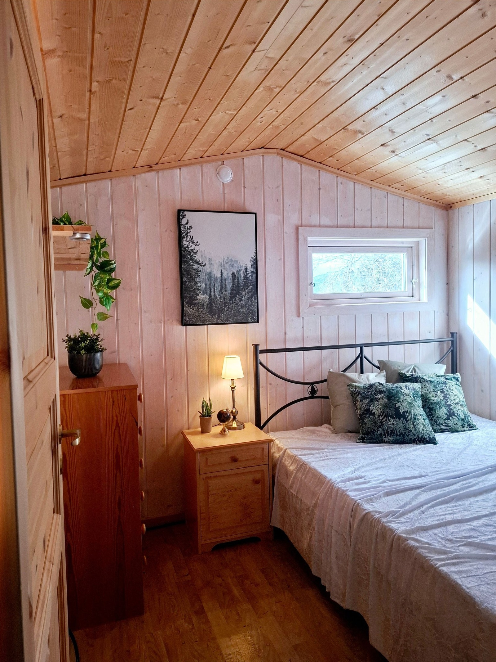 Soverom i annekset med redskapsboden Galleribilde