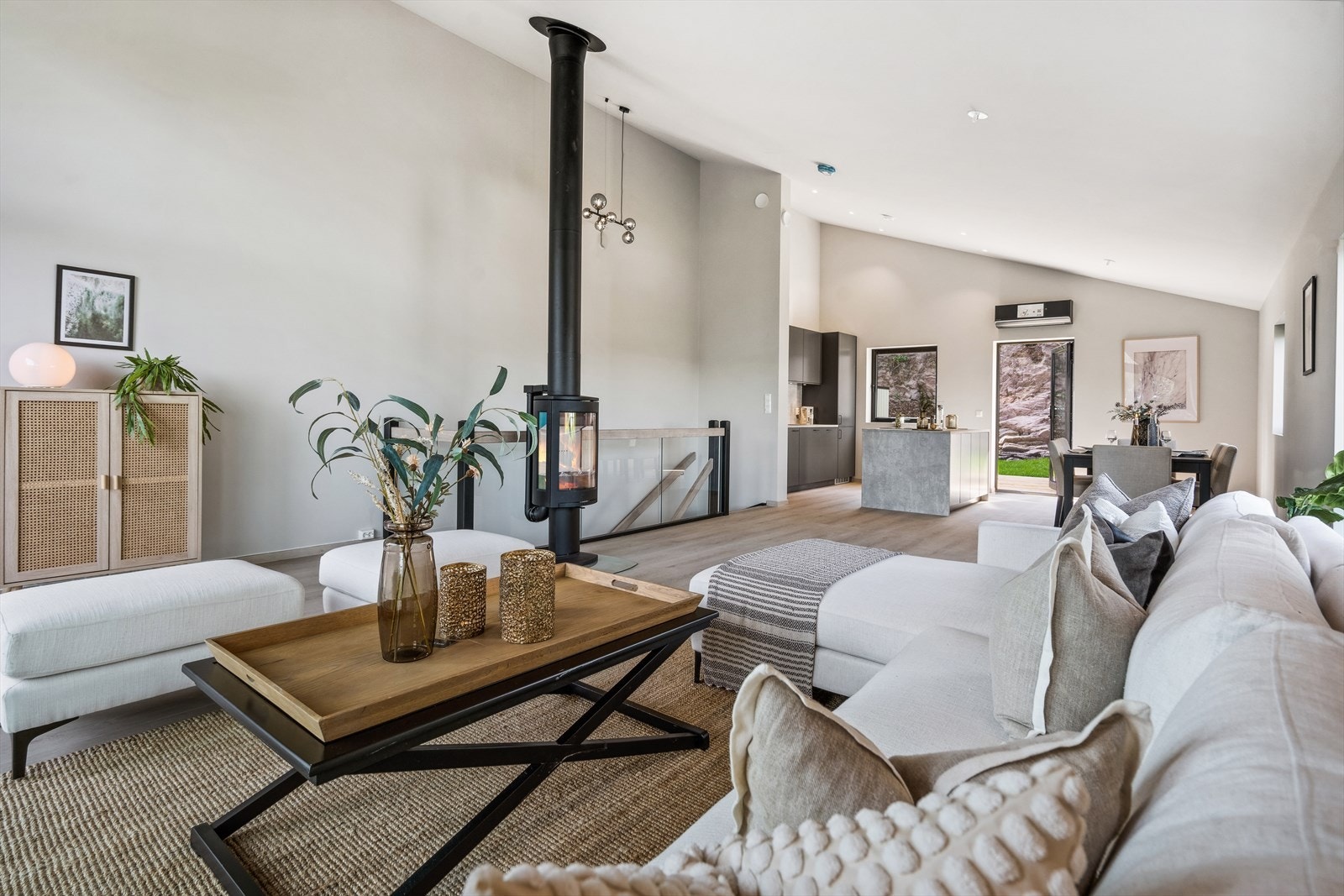 Åpen kjøkkenløsning med utgang til terrasse og hage i bakkant av boligen. Galleribilde