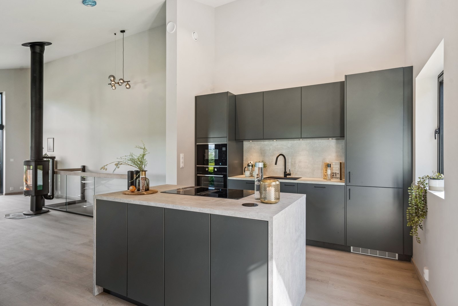 Kjøkken fra Drømmekjøkkenet med integrerte hvitevarer. Galleribilde