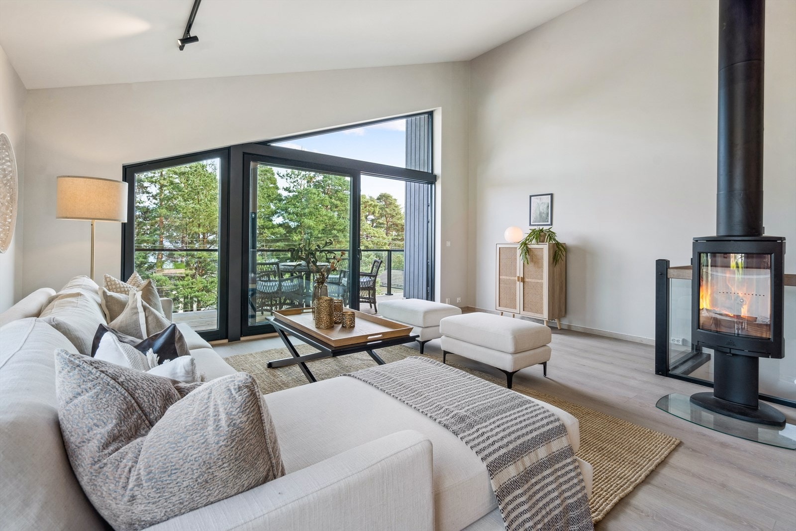 Store vindusflater gir masse lys. Vedovn varmer og skaper stemning. Galleribilde