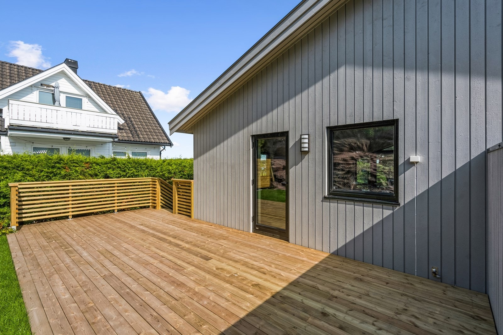 Stor og lun terrasse med direkte adkomst til hagen. Galleribilde