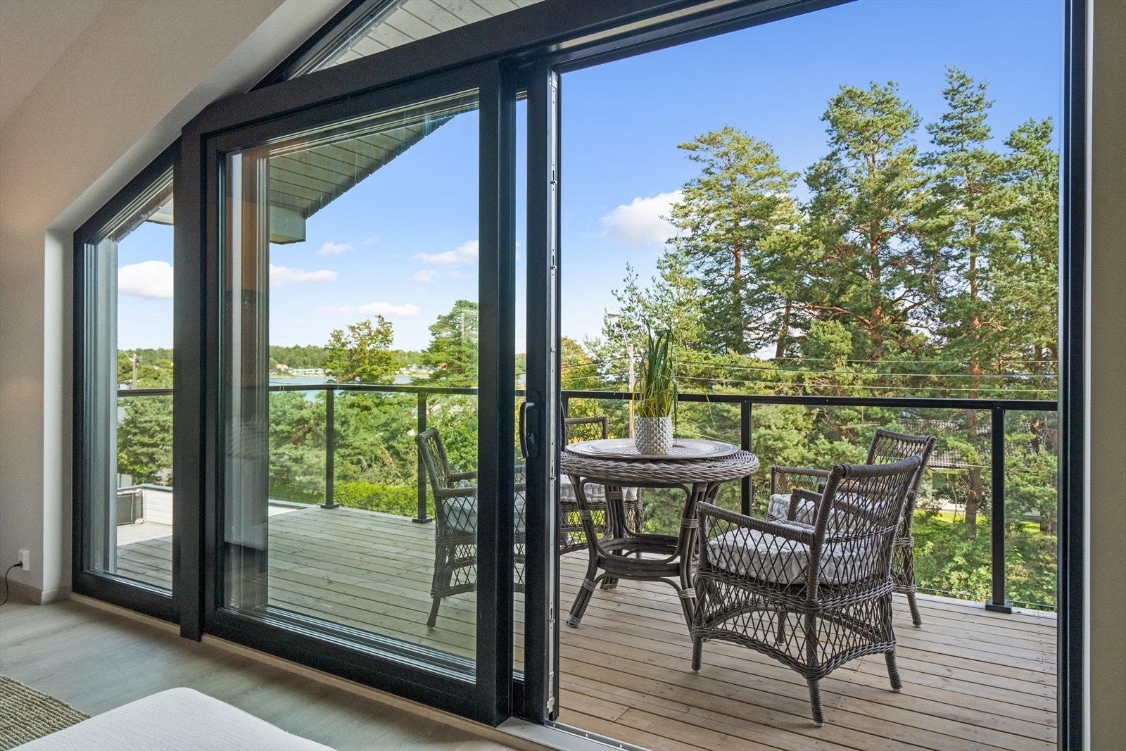 Stor veranda med utsikt og formiddagssol. Galleribilde