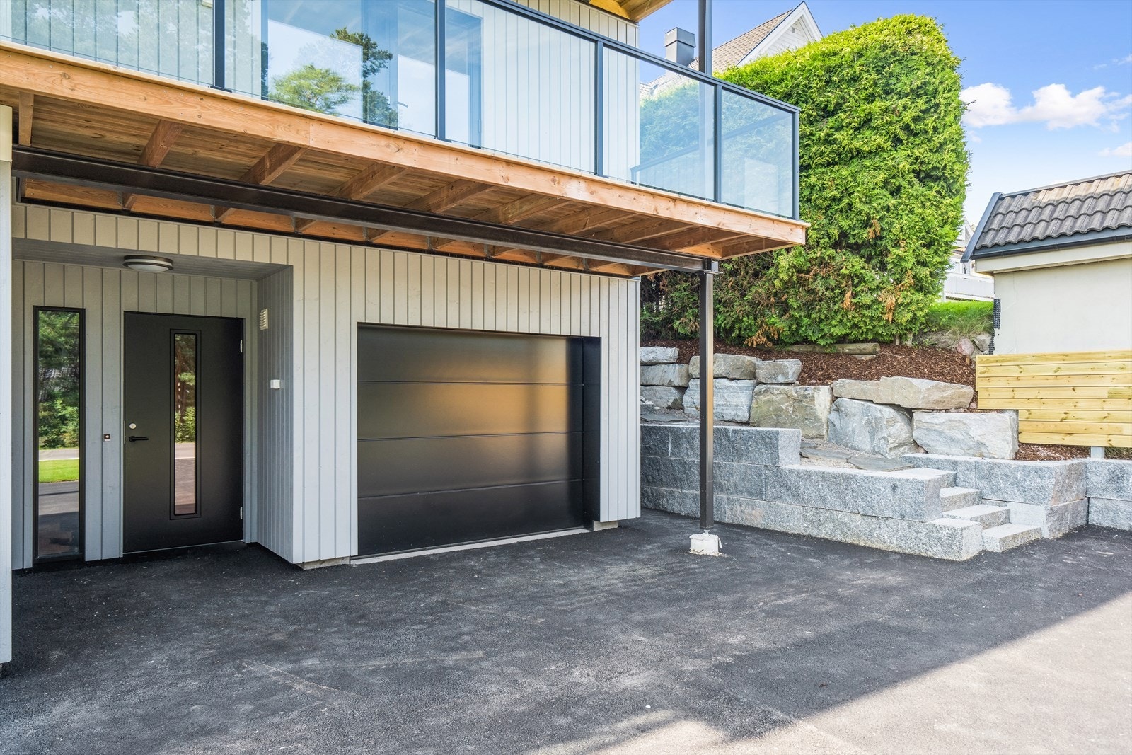 Her kan man gå tørrskodd fra garasje og til inngangsdøren. Galleribilde