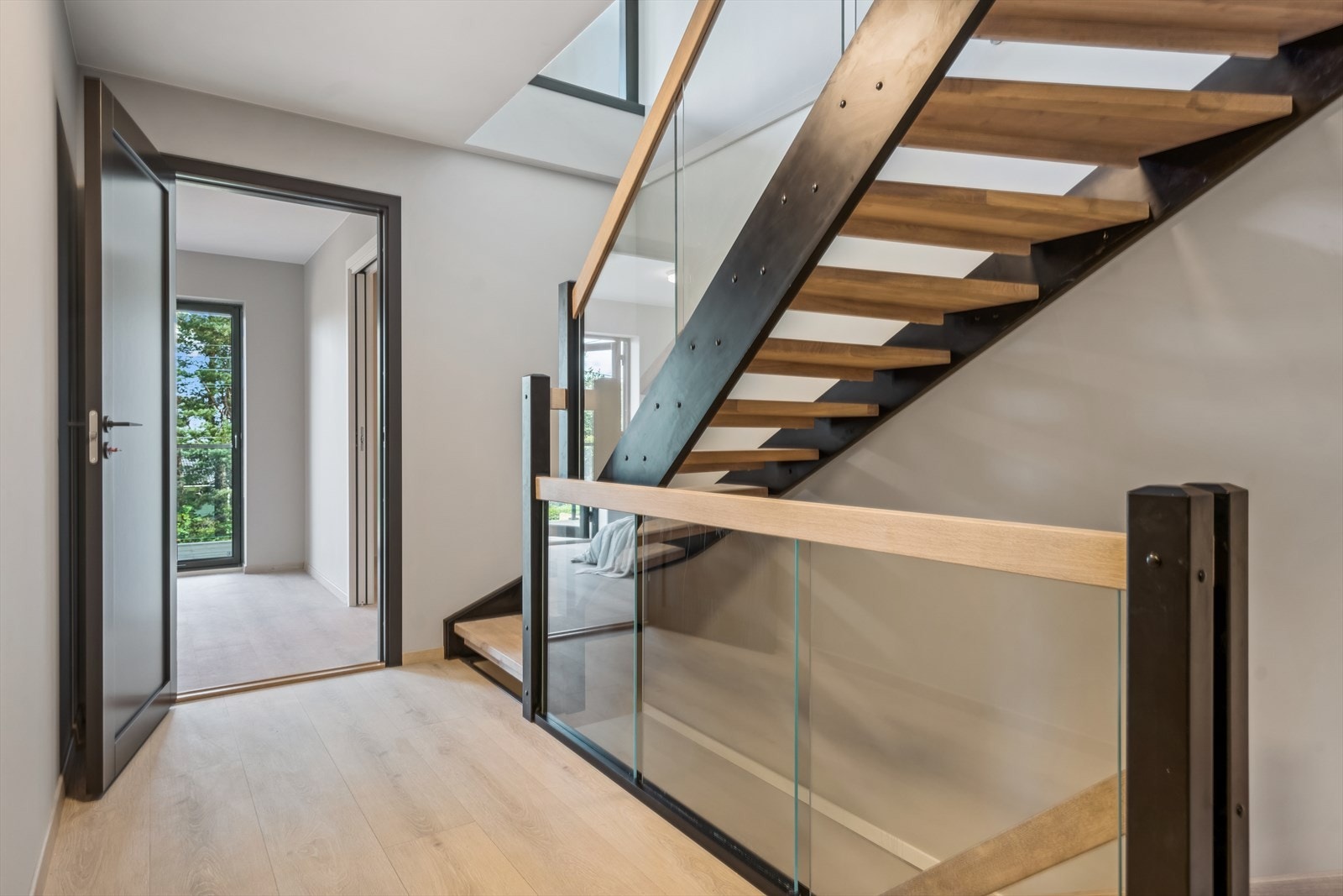 Delikate glassrekkverk og trapper. Fremstår som ett møbel. Galleribilde