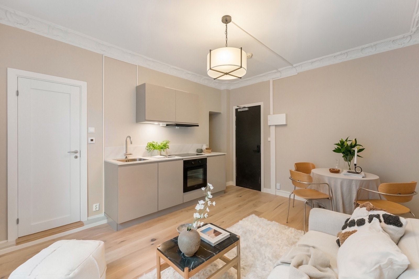 Avslutningsvis en innbydene entré med nisje hvor det er plass til yttertøy og sko Galleribilde