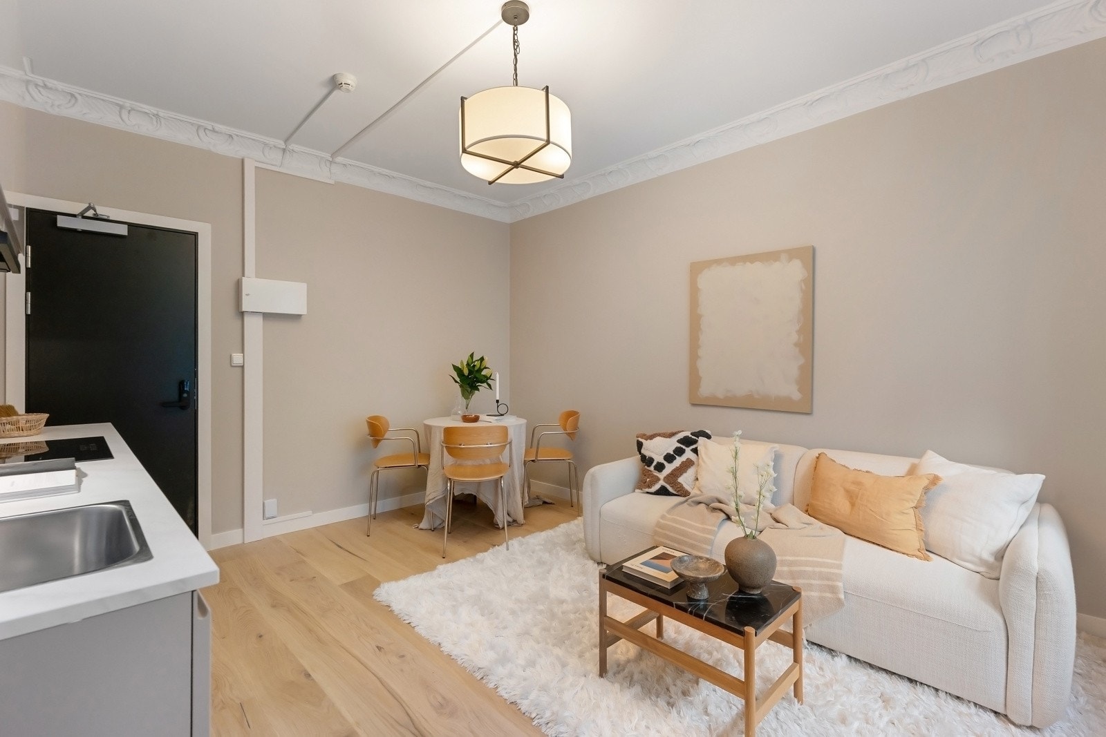 Boligen har et tidløst stue/allrom med god takhøyde i åpen løsning med kjøkken Galleribilde