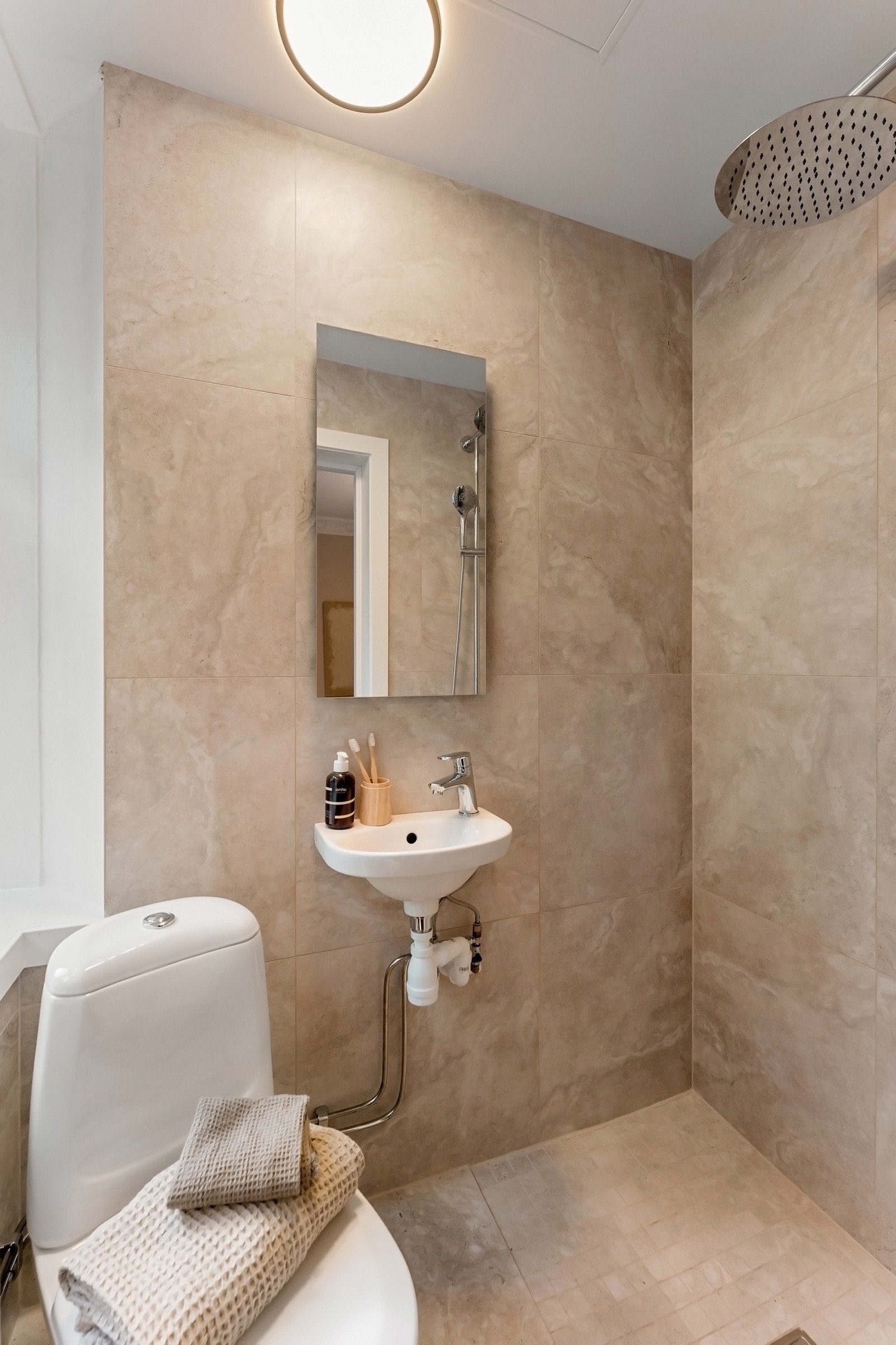 Videre følger lekkert bad lagt med moderne fliser, varmekabler og ny innredning - Fellesvaskeri i hver etasje Galleribilde