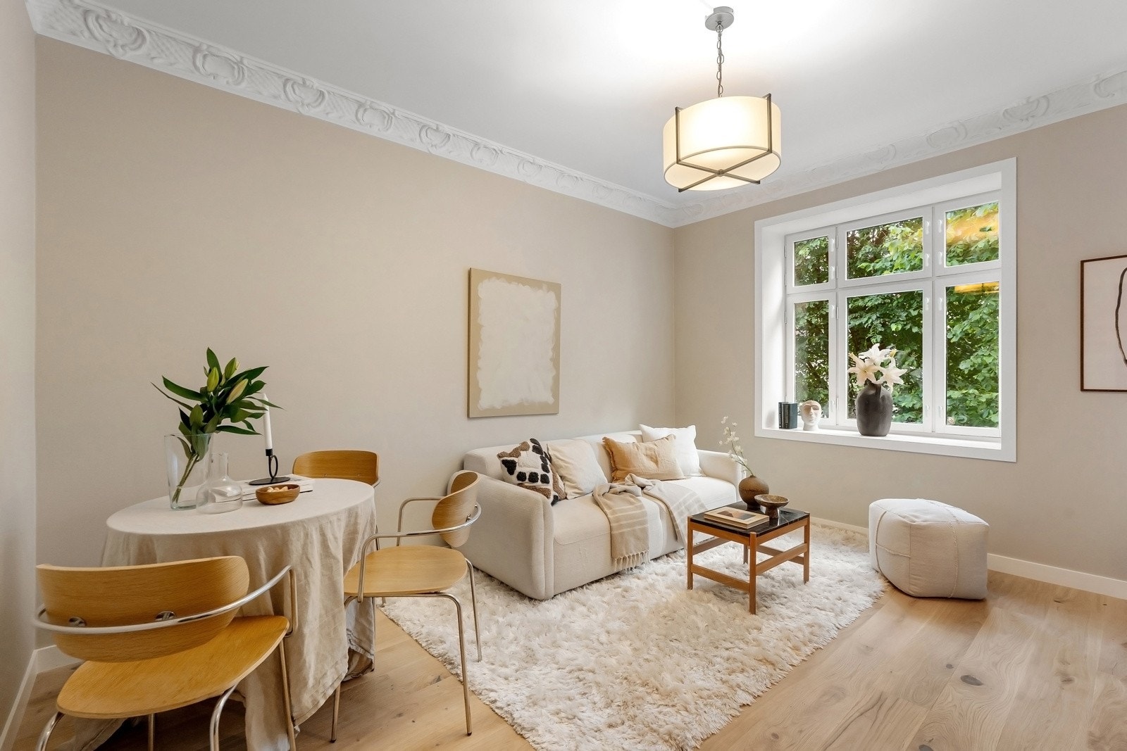 Velkommen til leilighet 207 - En lys og åpen leilighet pusset opp i 2025, med flott klassisk stukkatur i taket Galleribilde