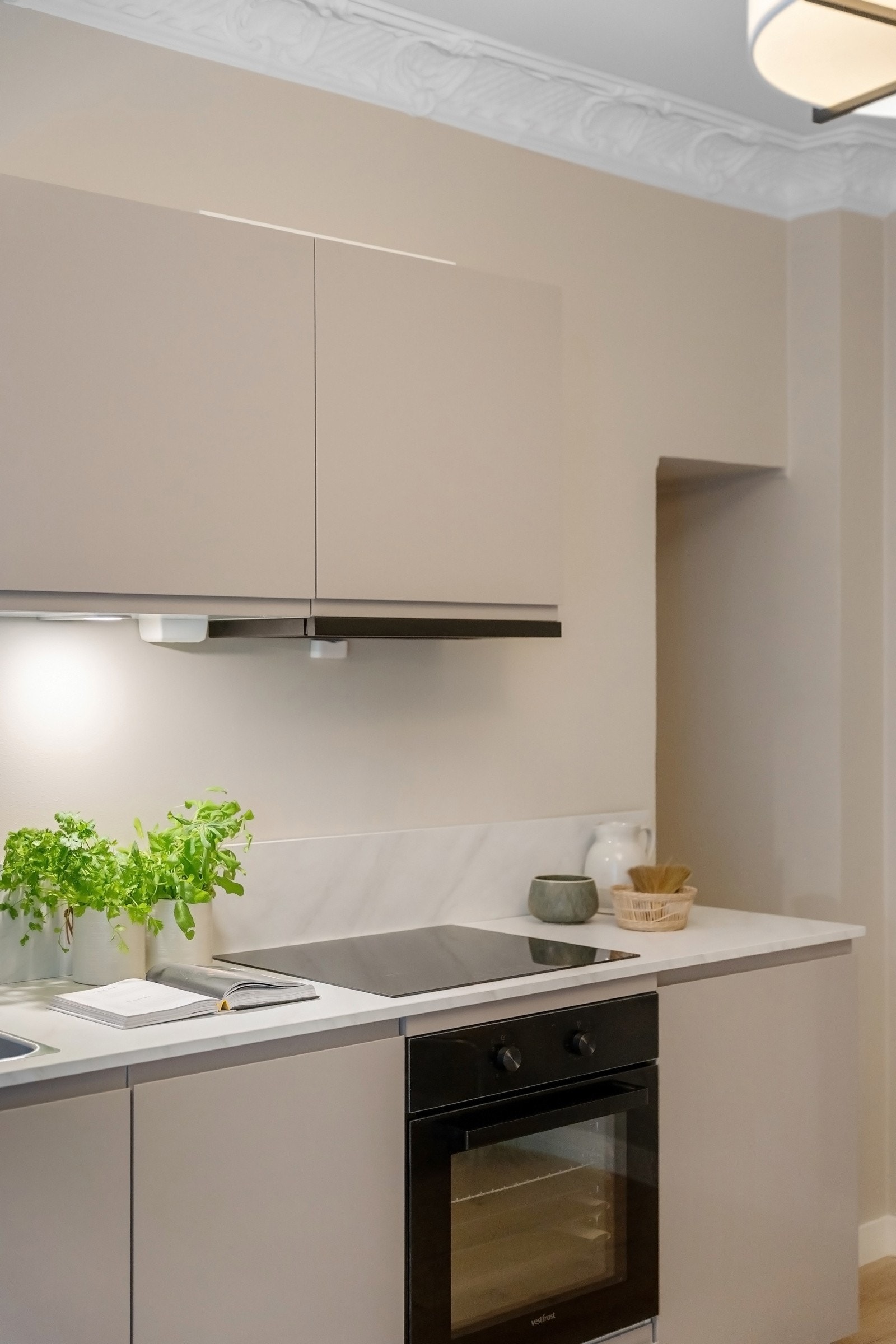 Kjøkkenet er utstyrt med hvitevarer fra Vestfrost som blant annet integrert platetopp, stekeovn, oppvaskmaskin og kjøleskap/fryser Galleribilde