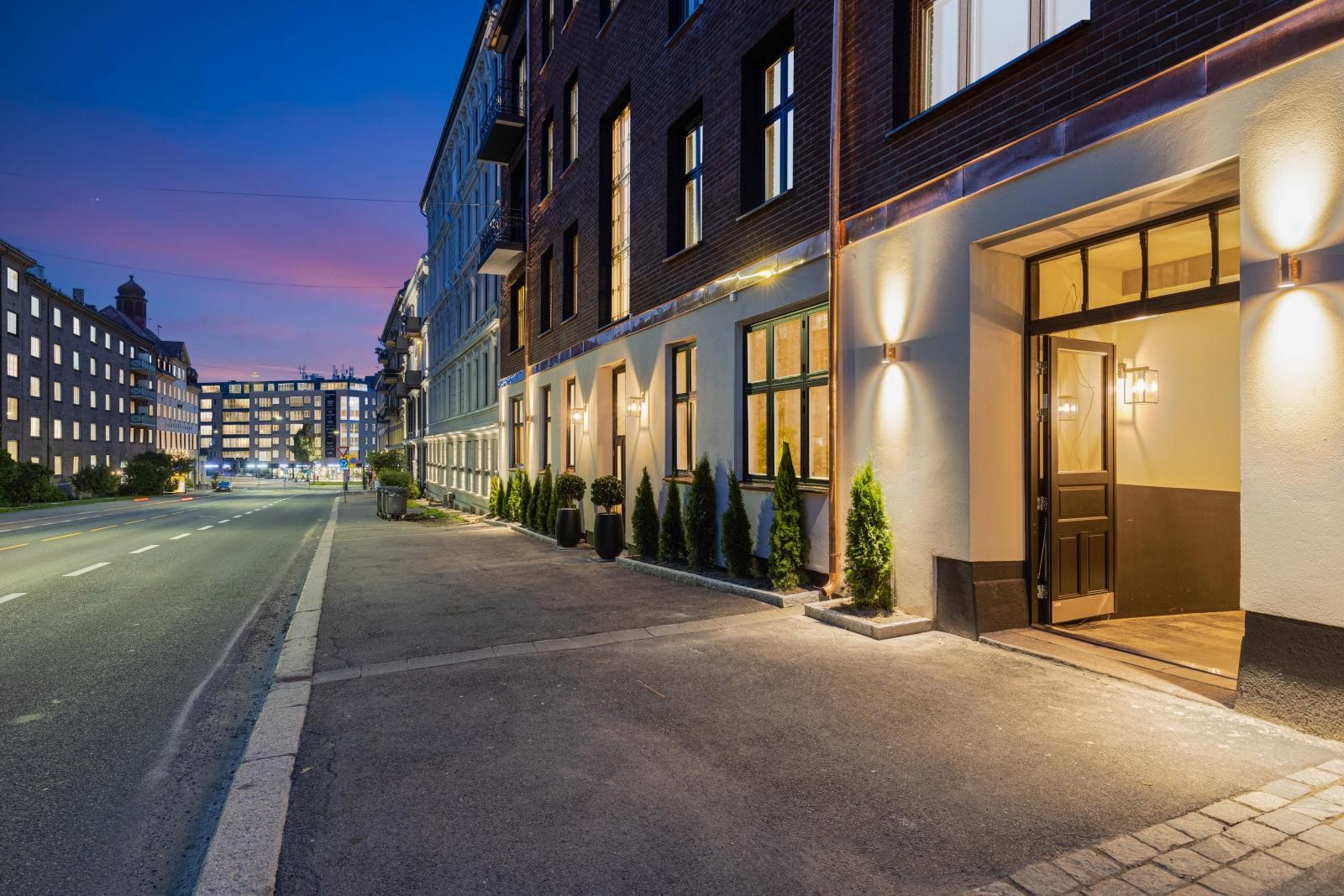 Kveldsbilde av fasaden Galleribilde