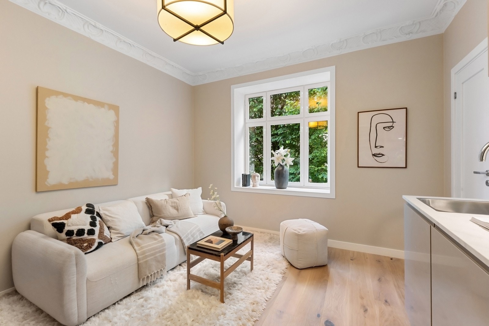 Leiligheten har store vindusflater som gir godt med naturlig lysinnslipp. Dette bidrar til en luftig romfølelse Galleribilde