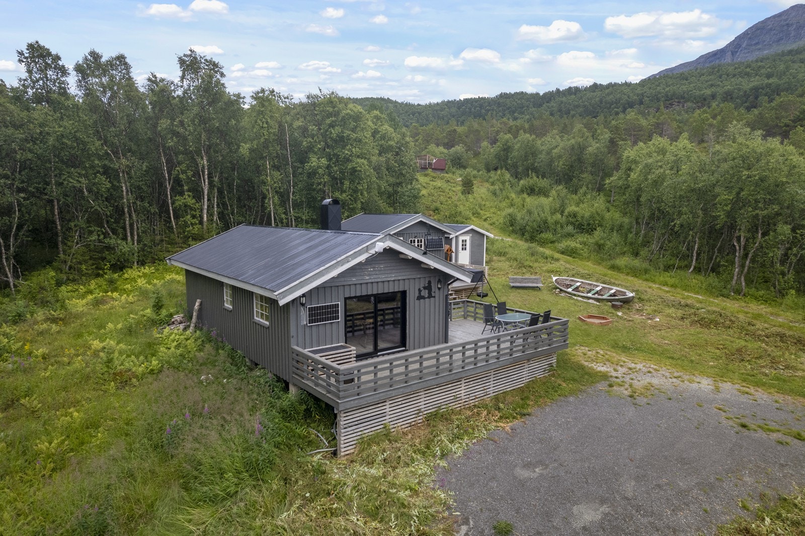 Gangavstand til flotte turområder til bl.a Høgfjellet og Reitetindan Galleribilde