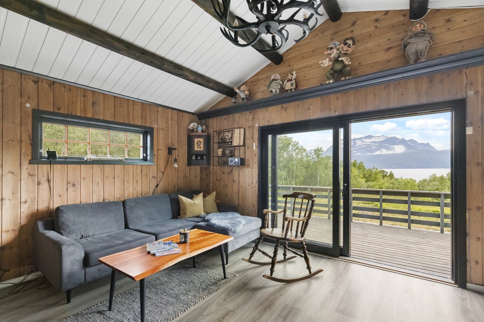 Åpen stue- og kjøkkenløsning med utgang til veranda Galleribilde