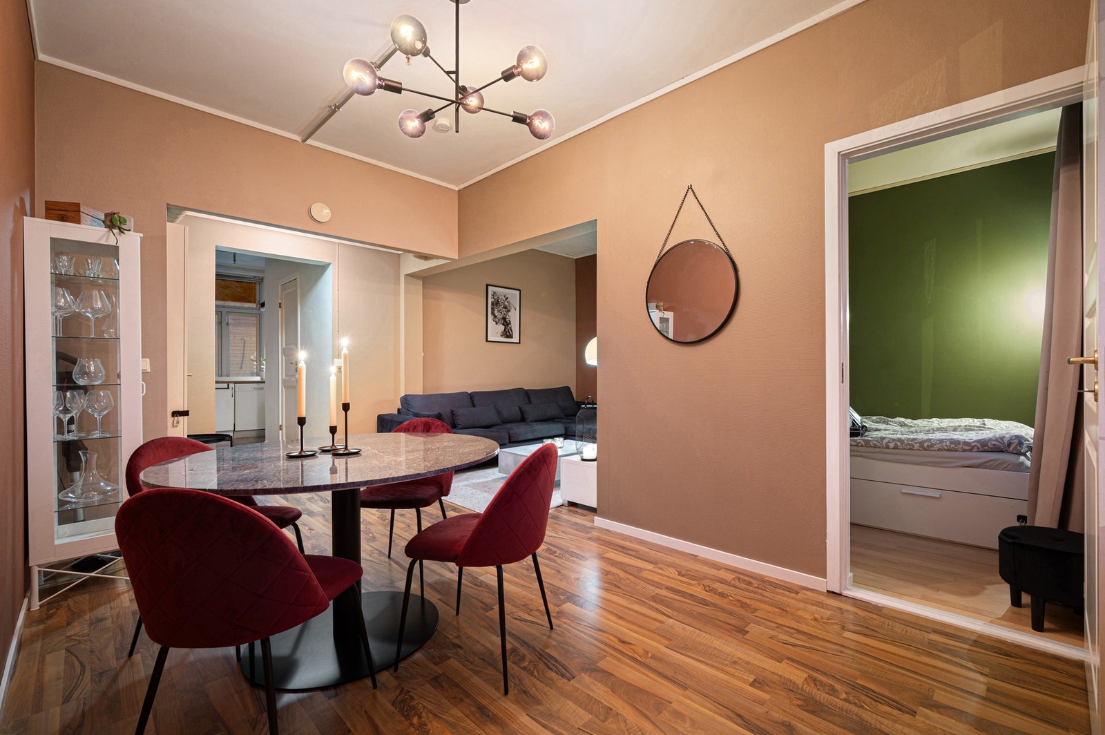 I stuen er det god plass til både sofa og spisegruppe. Galleribilde