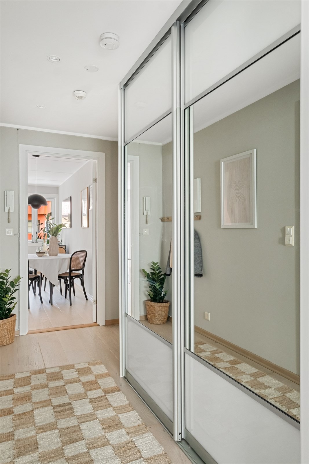 God plass til sko og yttertøy i stor skyvedørsgarderobe med speil. Galleribilde