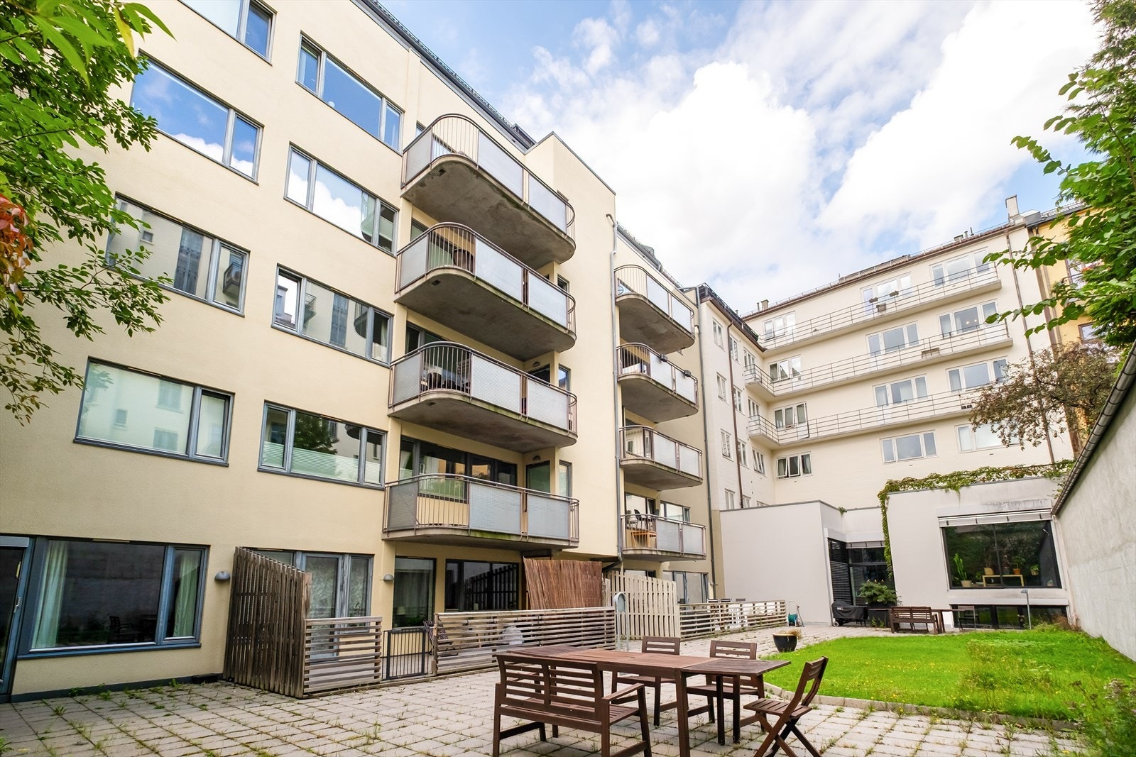 Hyggelig bakgård. Galleribilde