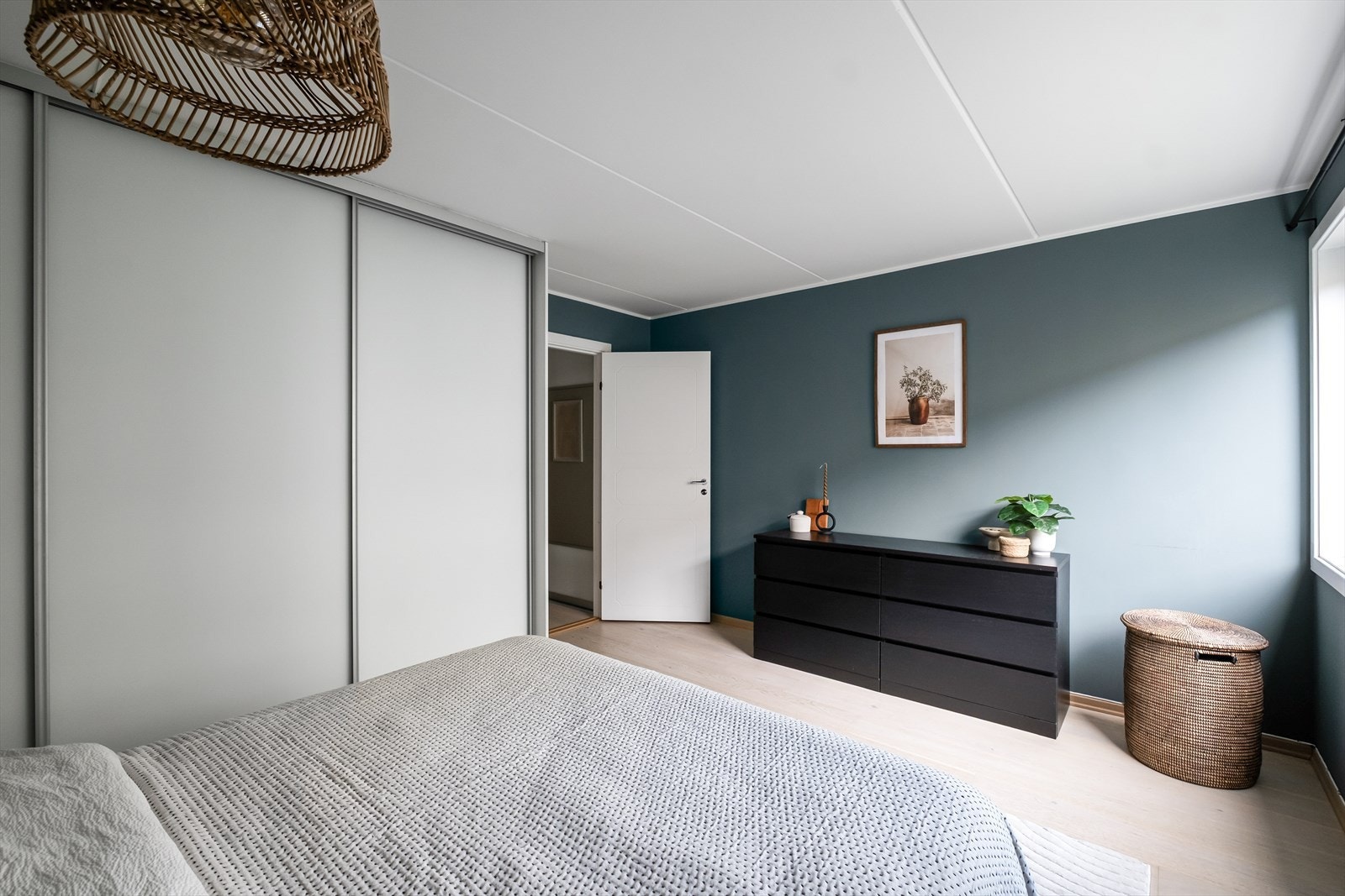 I rommet er det mer en god nok plass til hjemmekontor. Galleribilde