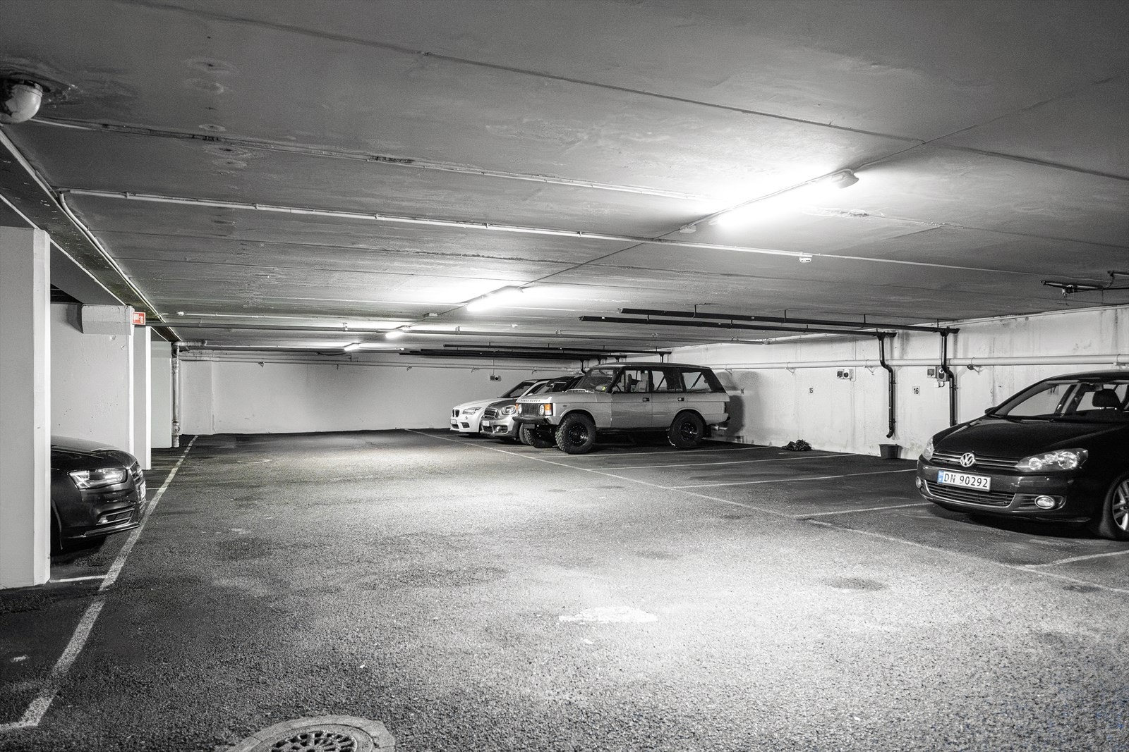 Med leiligheten følger en parkeringsplass i garasjeanlegg med elbillader. Det er heisadkomst til garasjen. Galleribilde