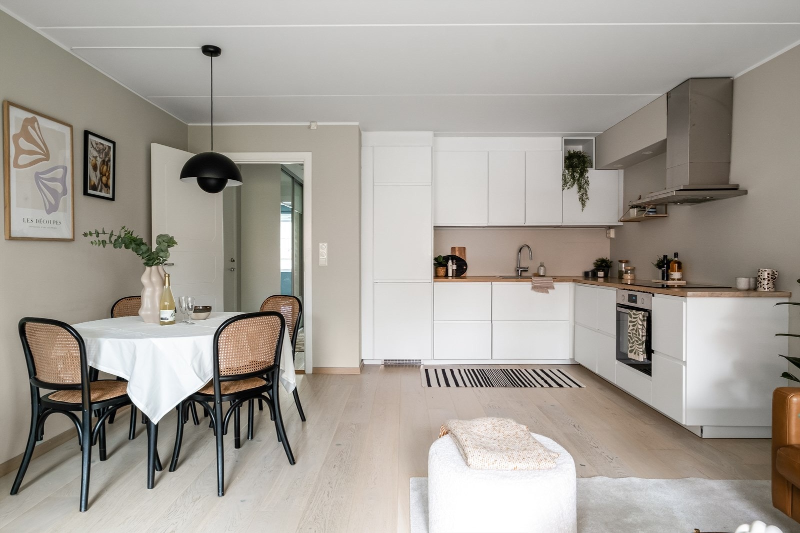 IKEA-kjøkken fra 2017 med åpen løsning mot stuen. Galleribilde
