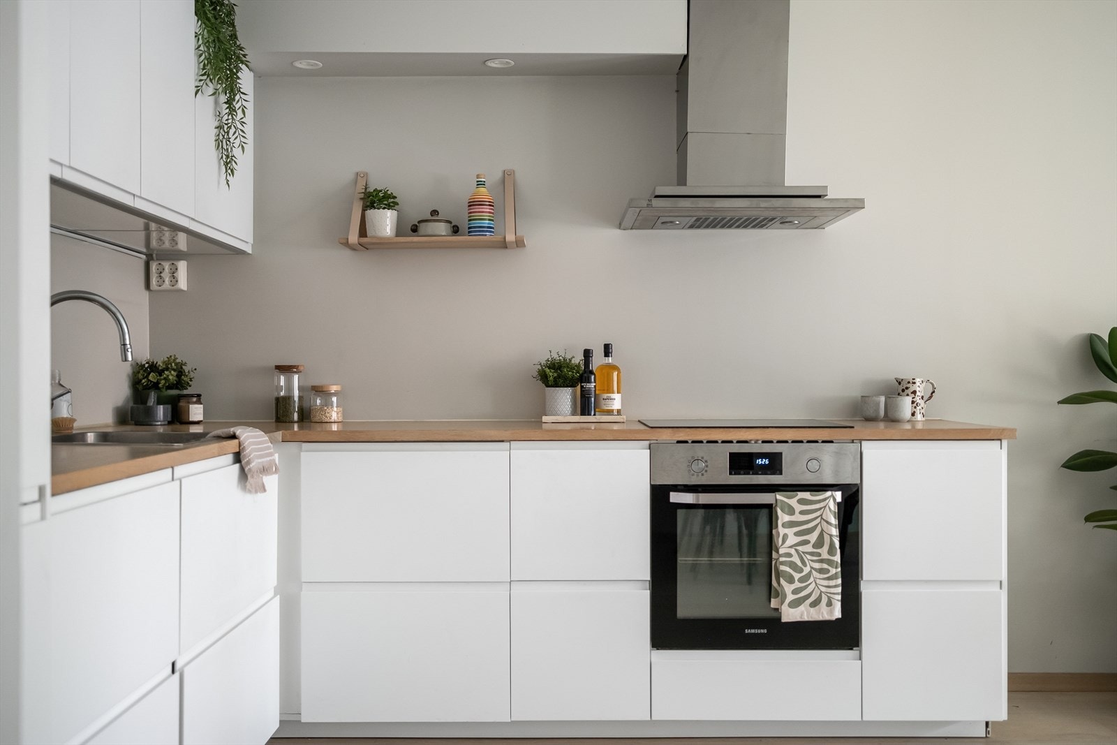 Av hvitevarer er det integrert kjøl/fryseskap, oppvaskmaskin, induksjonstopp og stekeovn. Kjøkkenventilator over kokeplass. Galleribilde