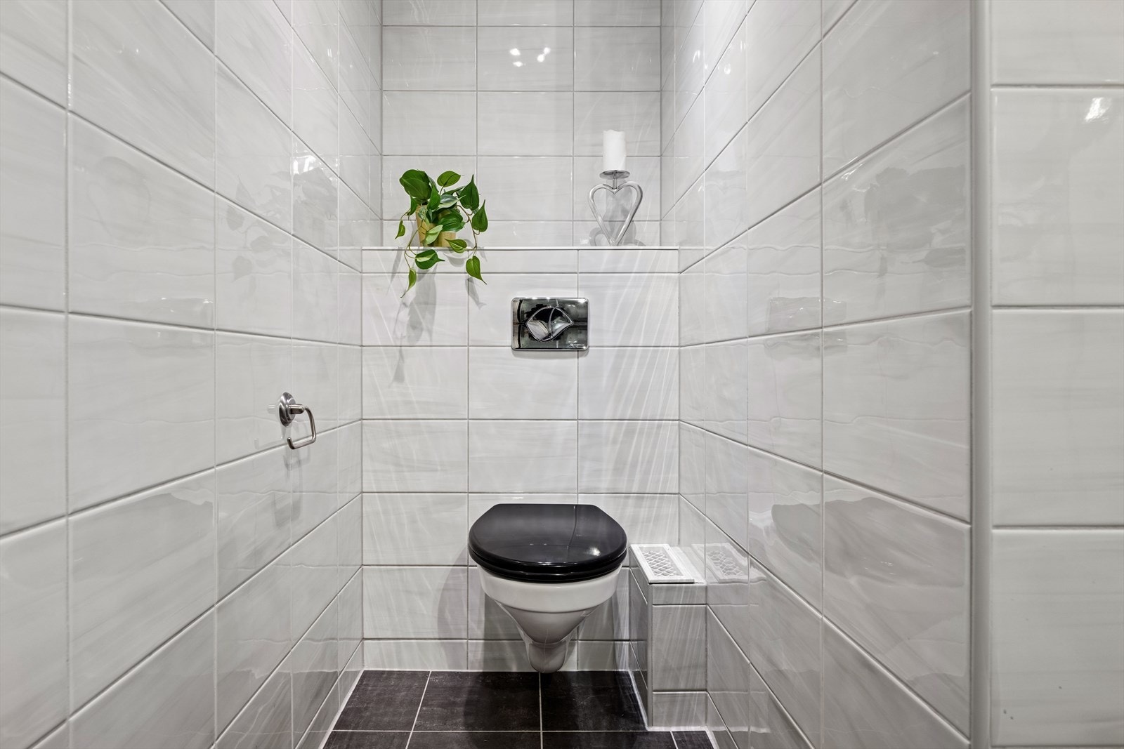 Vegghengt toalett. Galleribilde