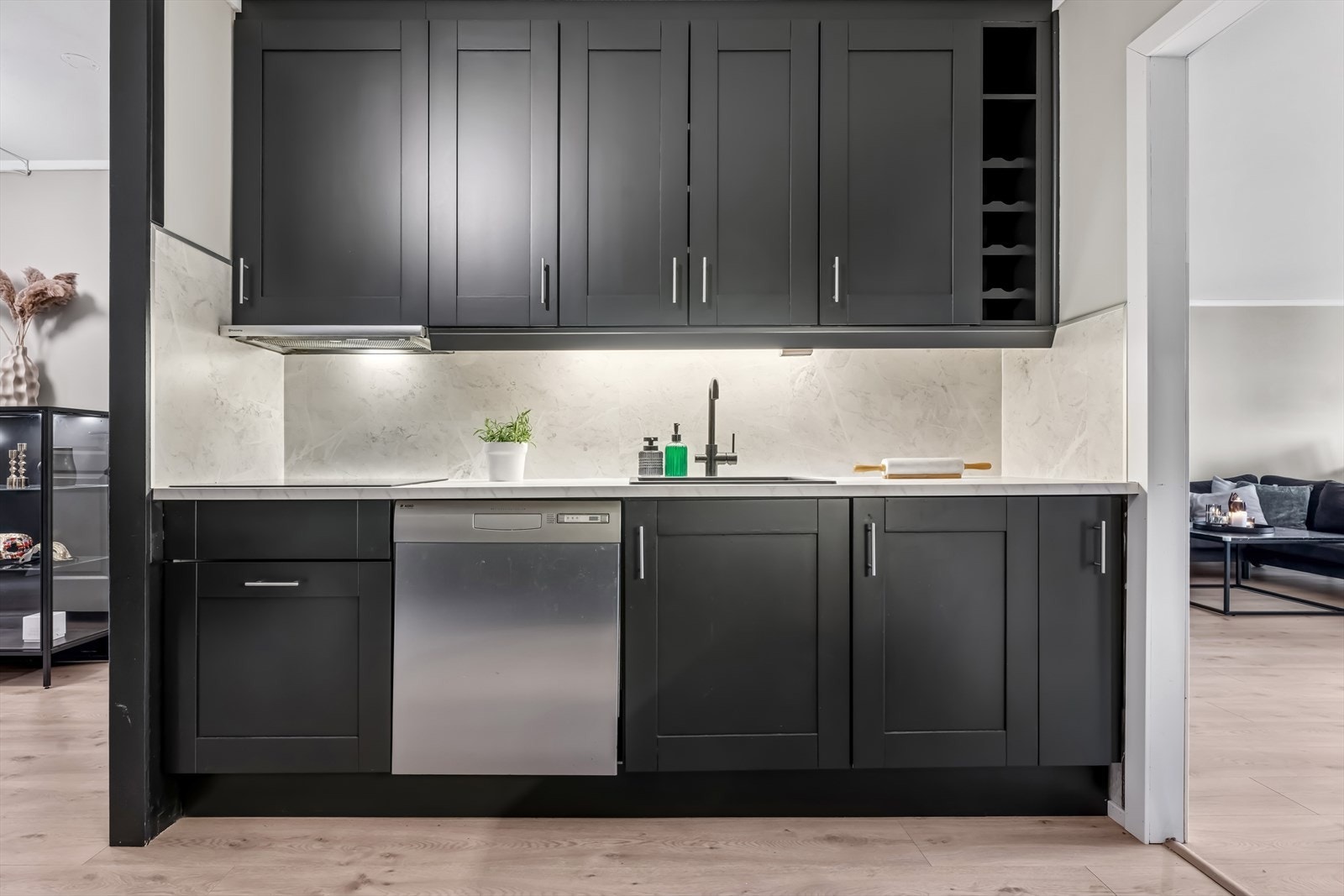 I innredningen er det stekeovn, platetopp, oppvaskmaskin, micro og kjøl/frys. Galleribilde