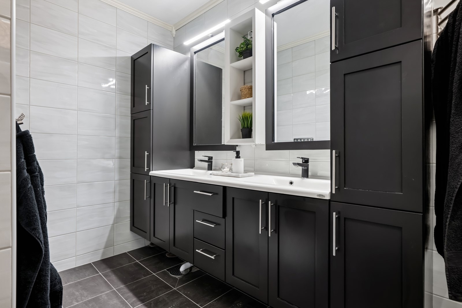 Svært romslig baderomsinnredning med dobbelservant og mye oppbevaringsplass. Galleribilde