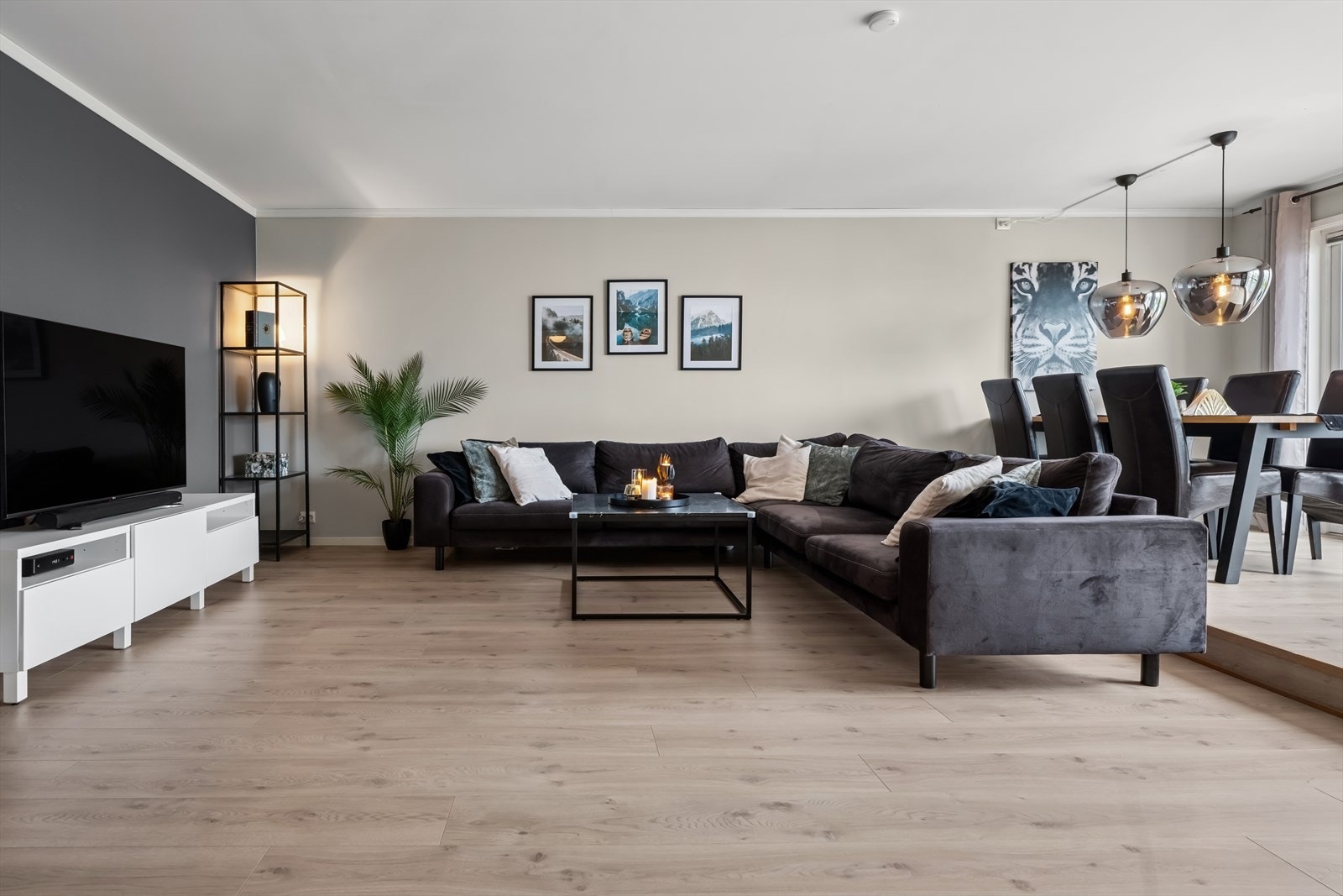 Leiligheten skilter med gjennomgående moderne overflater og gode stilkombinasjoner. Galleribilde