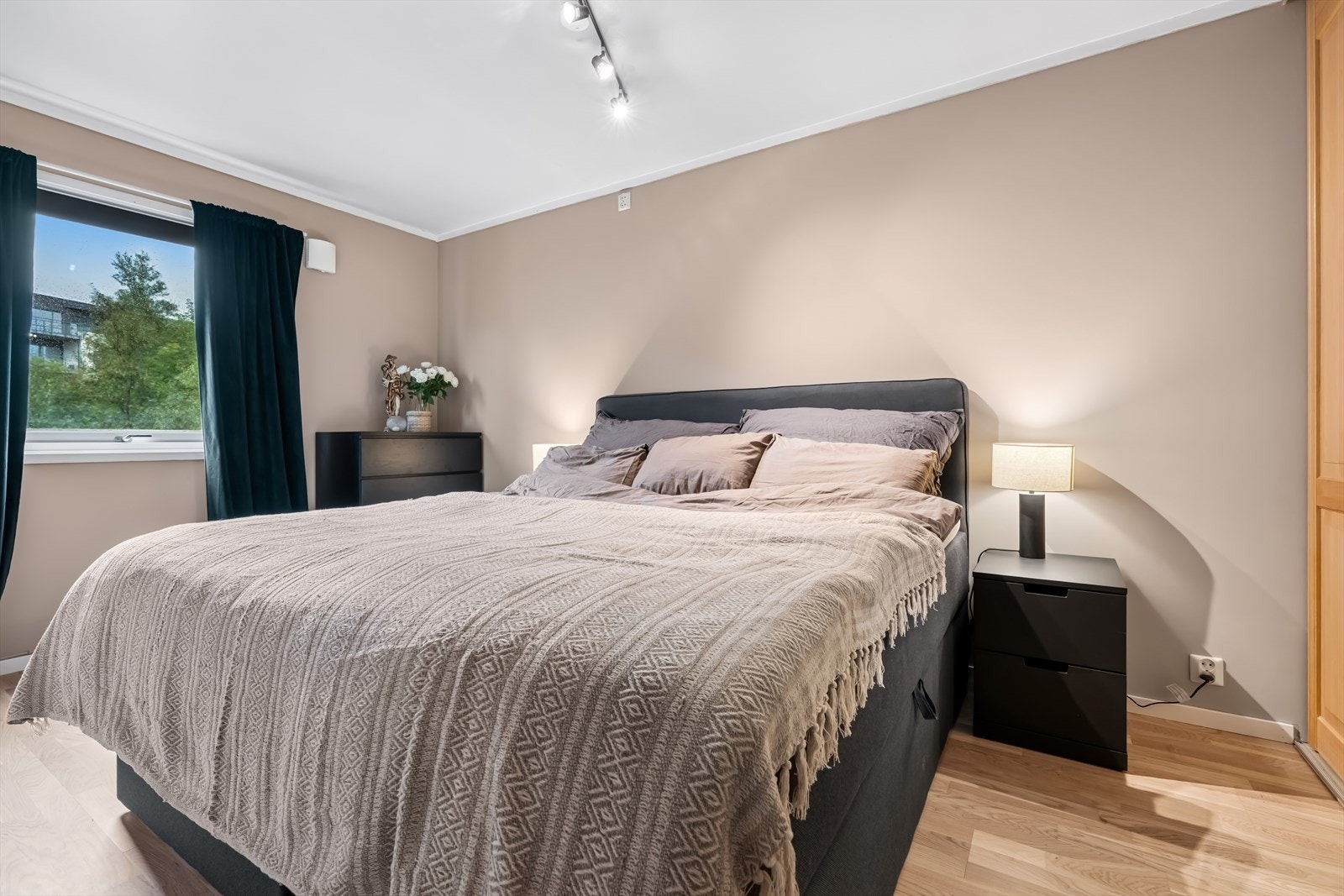 Hovedsoverommet er av det romslige slaget. Galleribilde