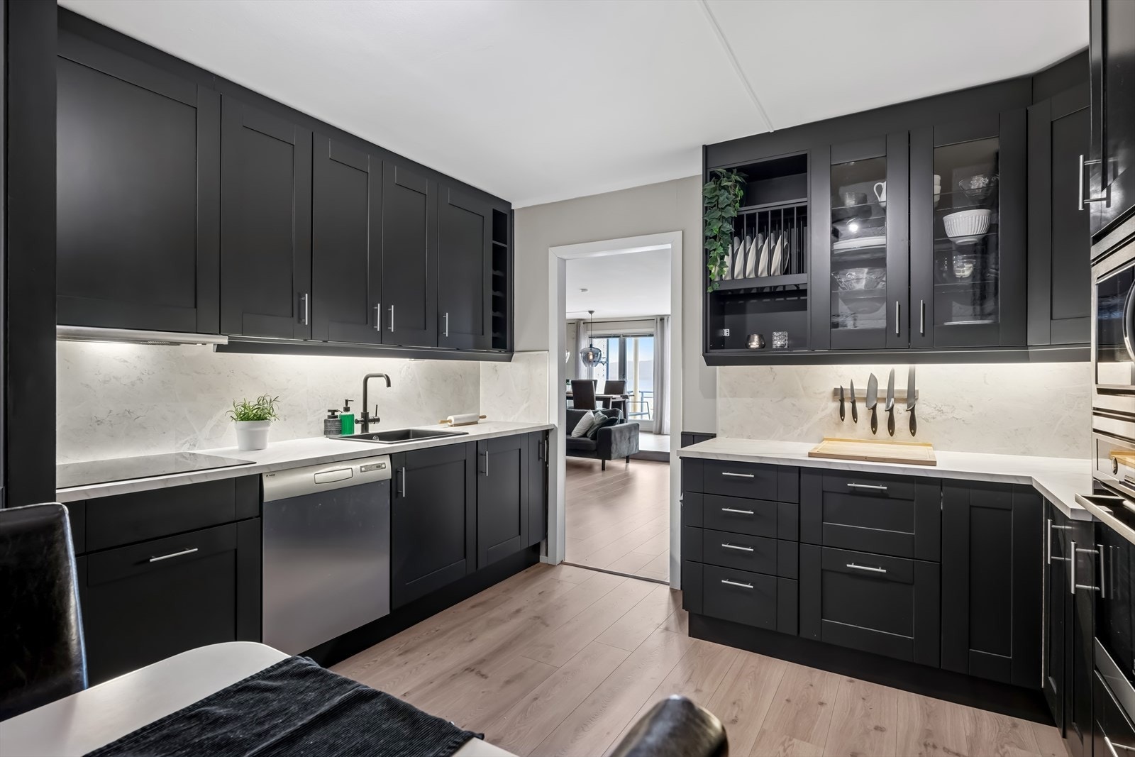 Det er også anledning for å ha et lite spisebord i rommet. Alt i alt et svært funksjonelt og godt kjøkken. Galleribilde