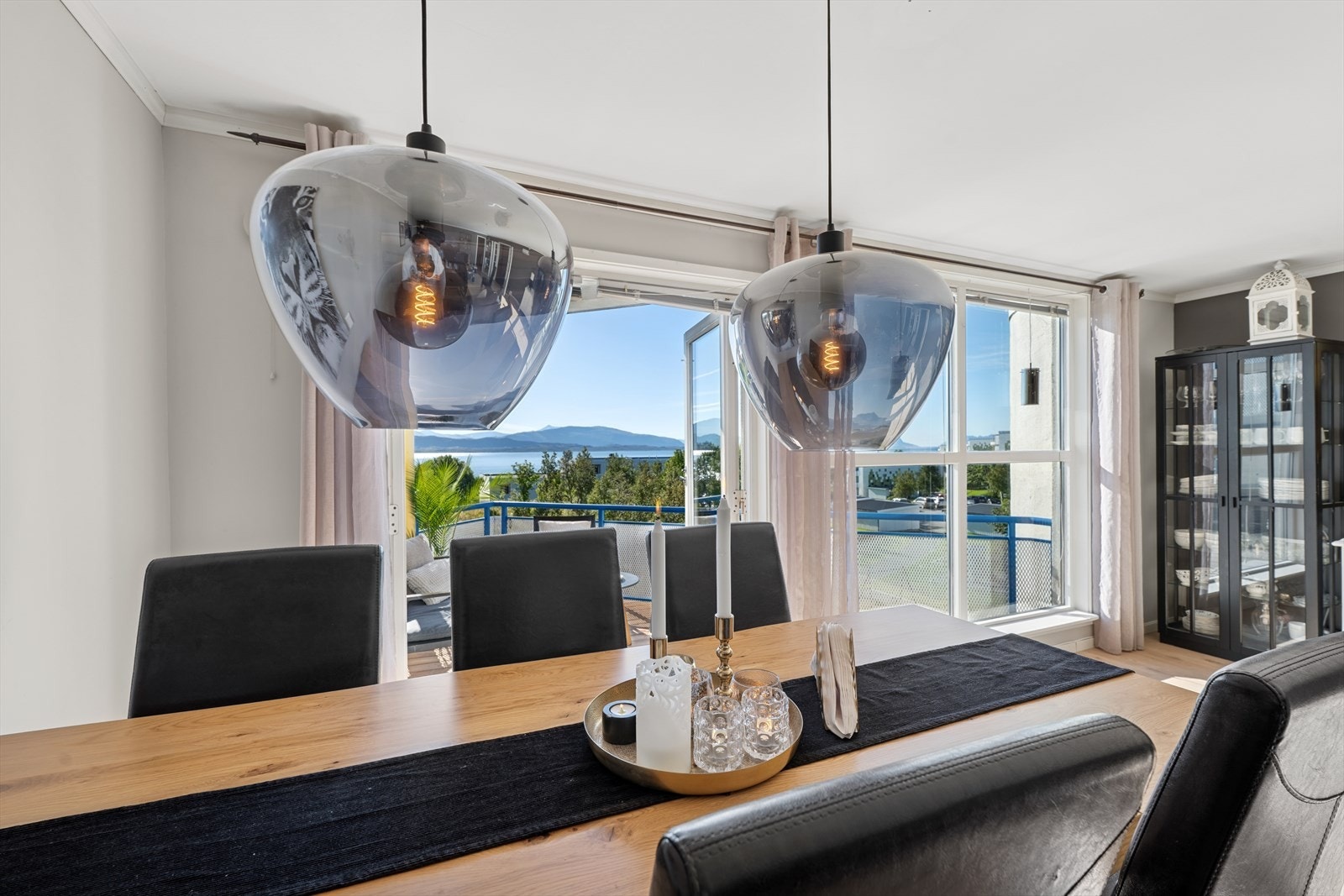 Samle familie og/eller venner rundt middagsbordet for et bedre måltid og en hyggelig stund. Galleribilde