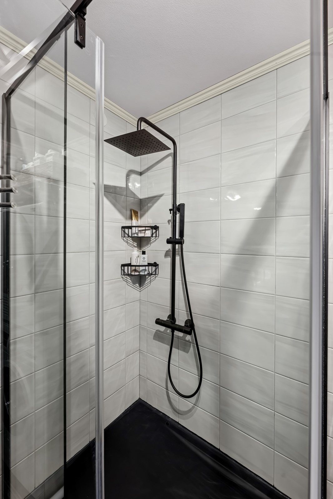 Regndusjarmatur og hånddusj. Galleribilde