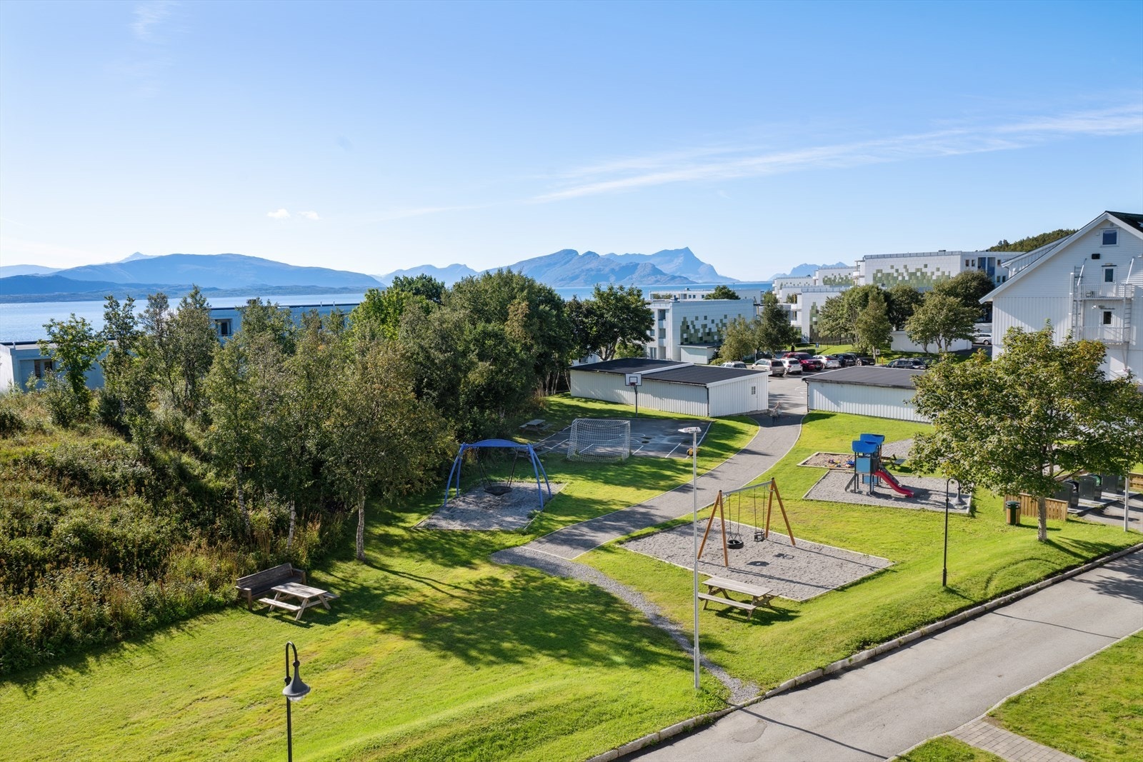 Lekeplass for de minste finner du like utenfor. Galleribilde